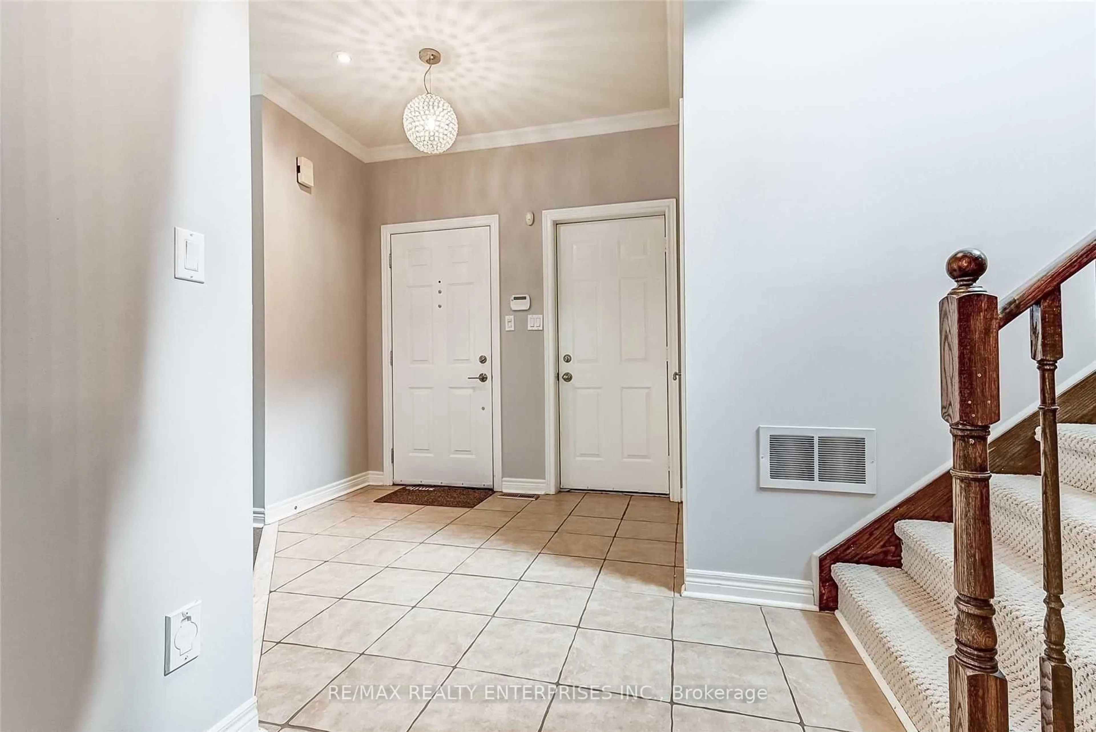 Indoor entryway for 1016 Queen St, Mississauga Ontario L5H 4J7