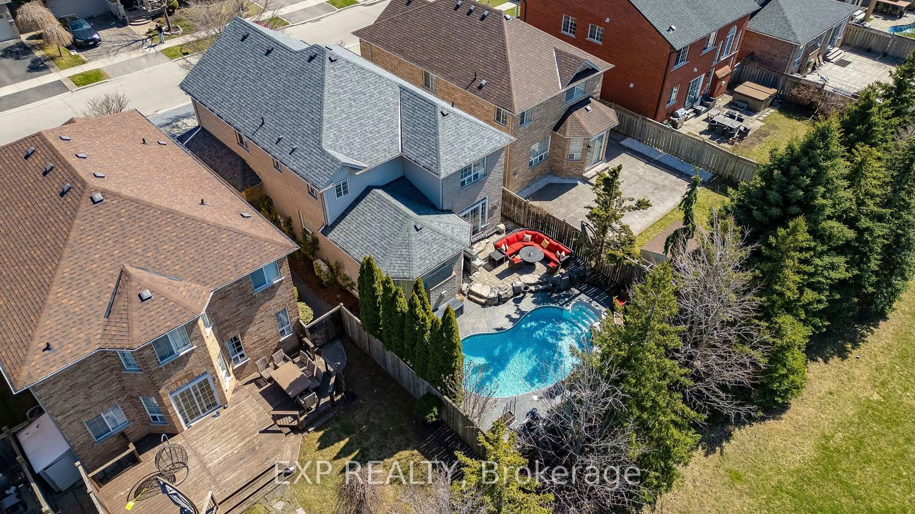 A pic from outside/outdoor area/front of a property/back of a property/a pic from drone, street for 2409 WEST HAM Rd, Oakville Ontario L6M 4P2