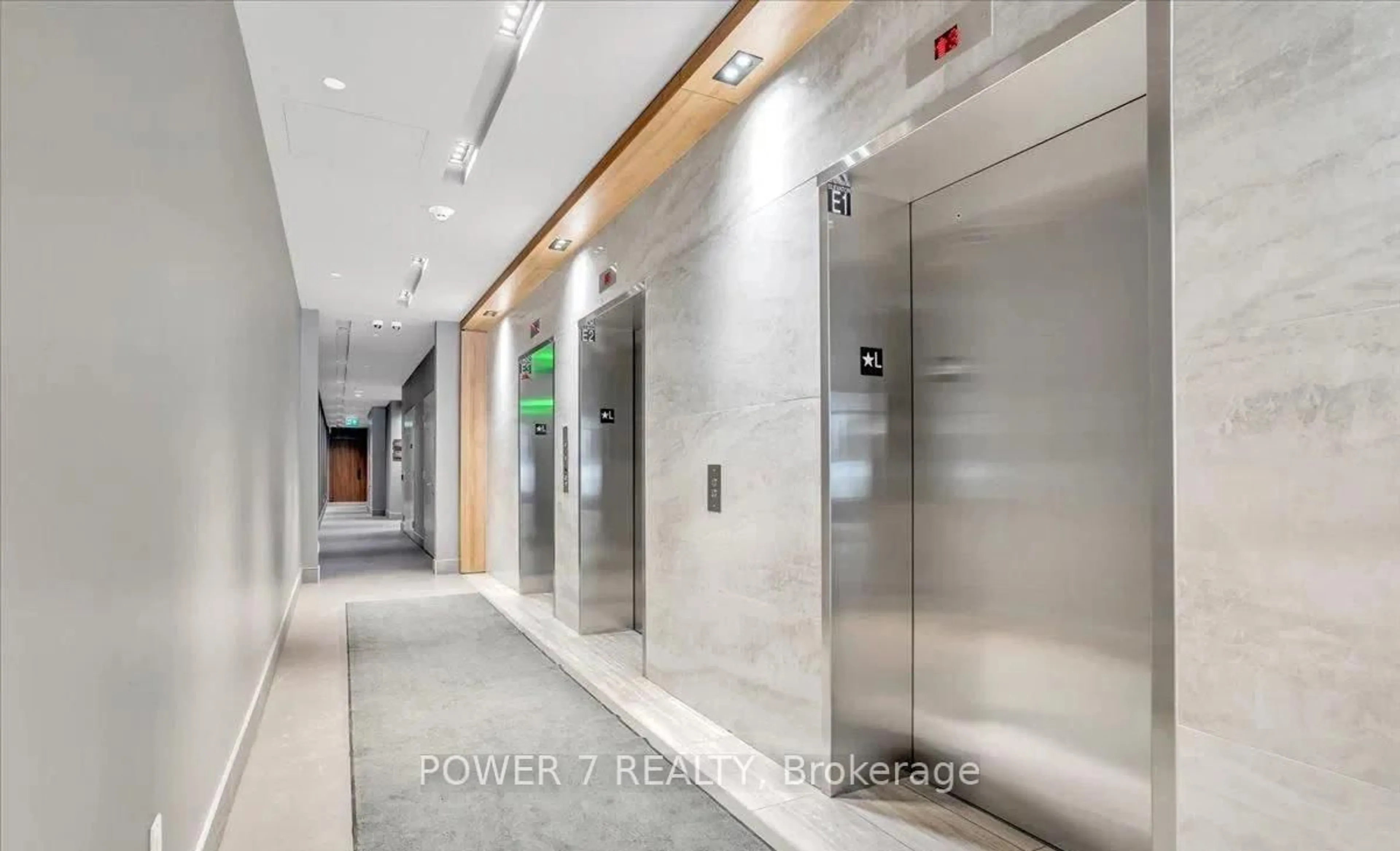 Indoor foyer for 21 Park St #1001, Mississauga Ontario L5G 1L7
