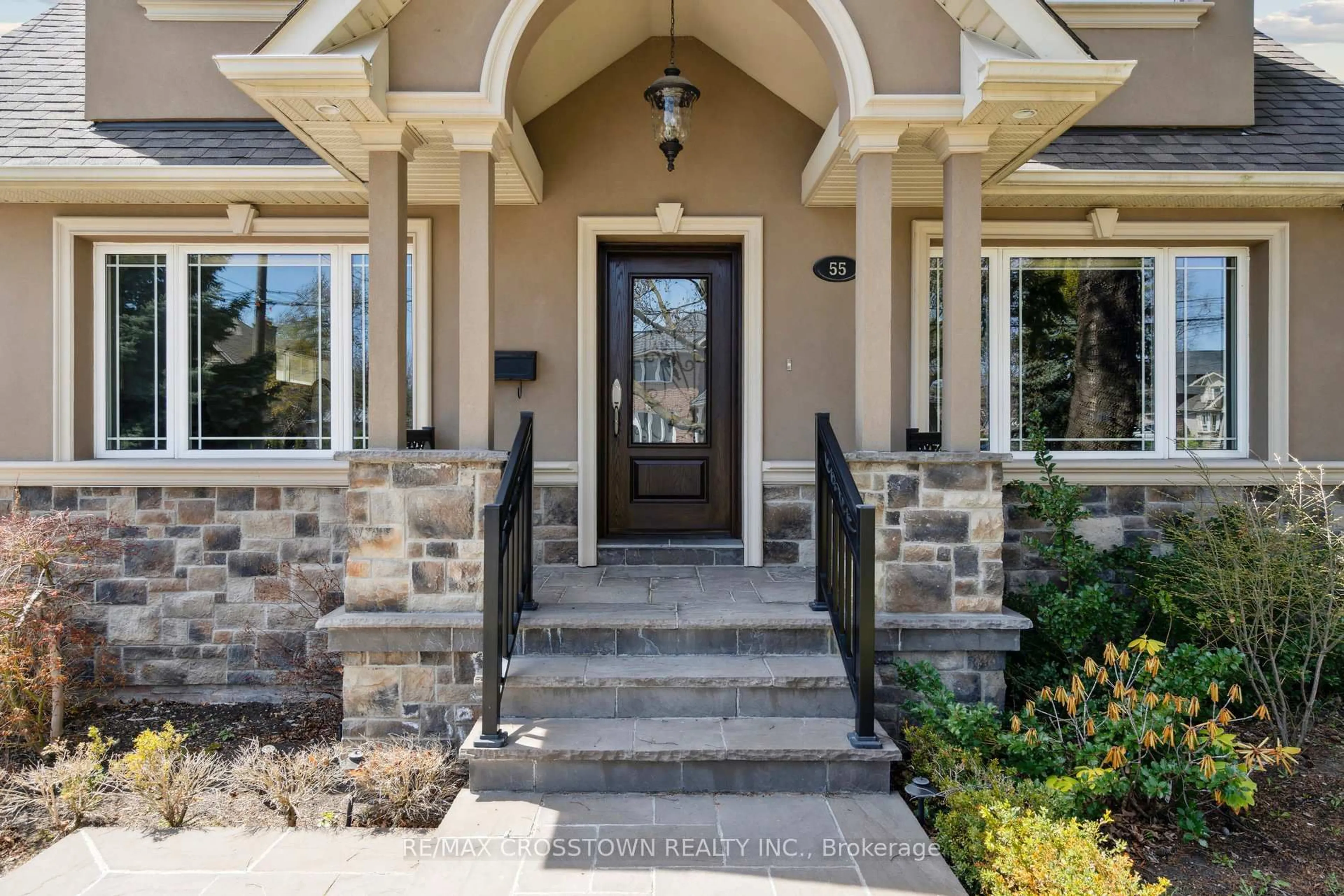 Indoor entryway for 55 Westglen Cres, Toronto Ontario M9B 4R2