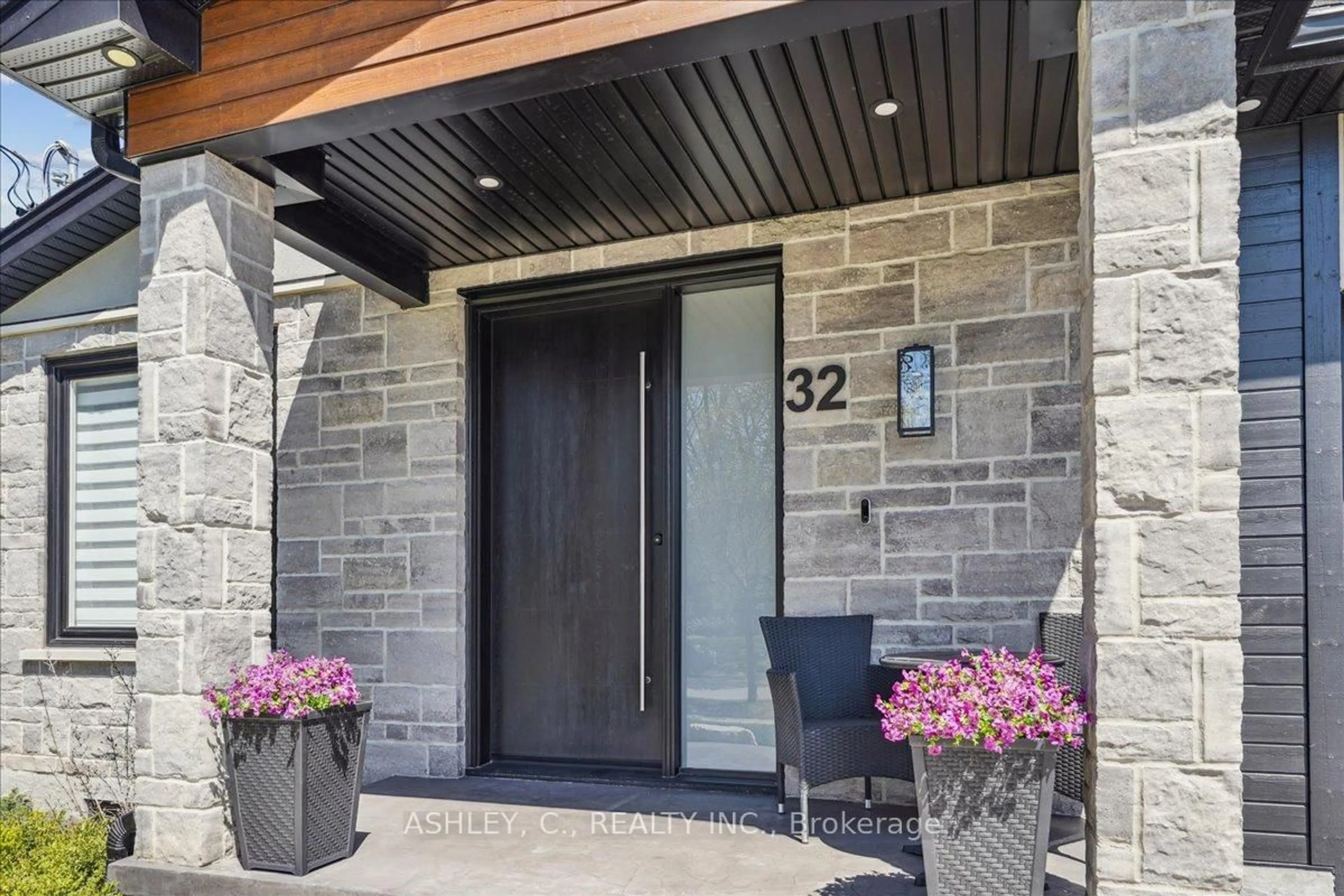 Indoor entryway for 32 Greystone Cres, Halton Hills Ontario L7G 1G9