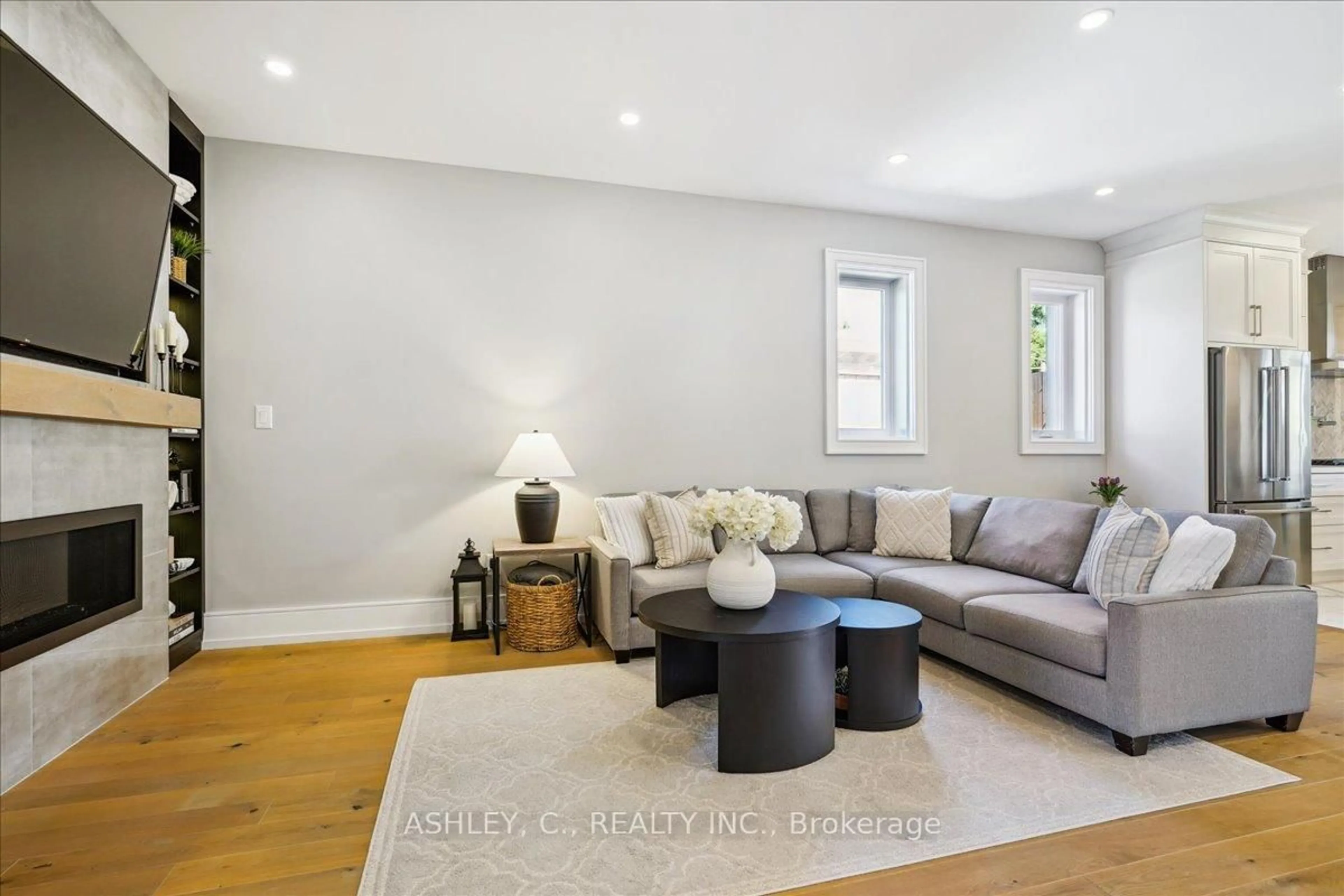 Living room with furniture, unknown for 32 Greystone Cres, Halton Hills Ontario L7G 1G9