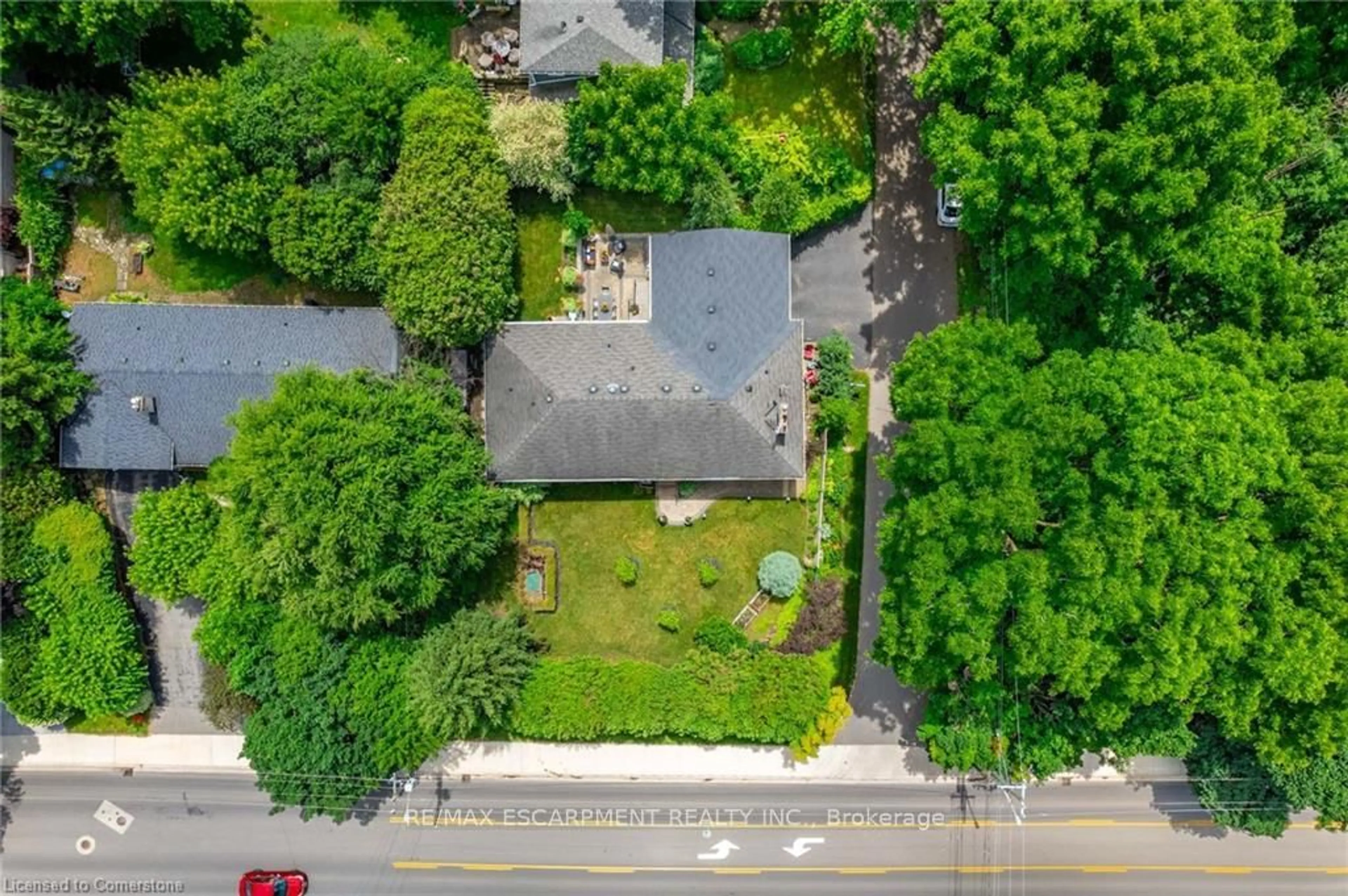 A pic from outside/outdoor area/front of a property/back of a property/a pic from drone, street for 4306 Lakeshore Rd, Burlington Ontario L7L 1A8