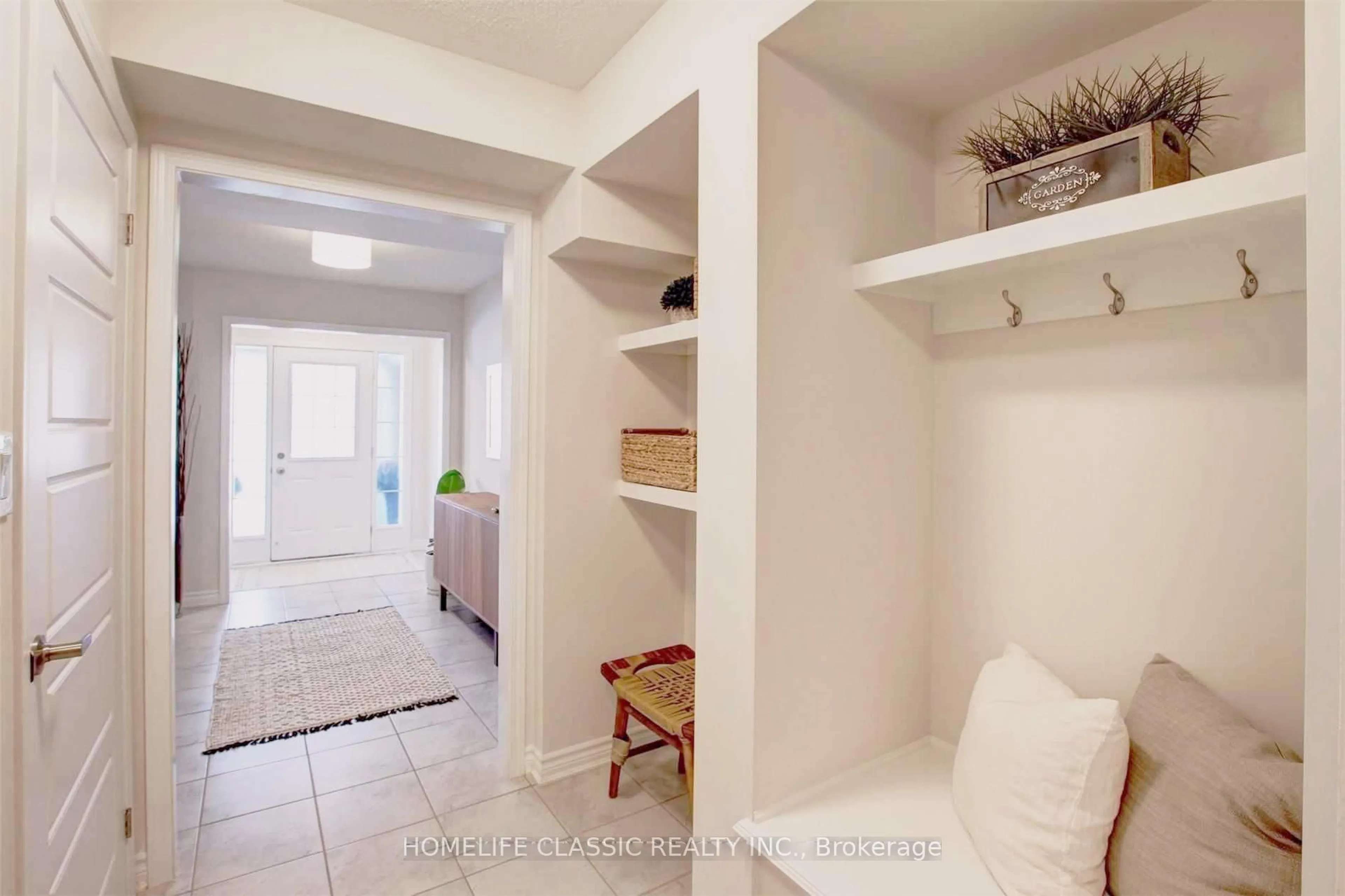 Indoor entryway for 1745 Copeland Circ, Milton Ontario L9T 8X8