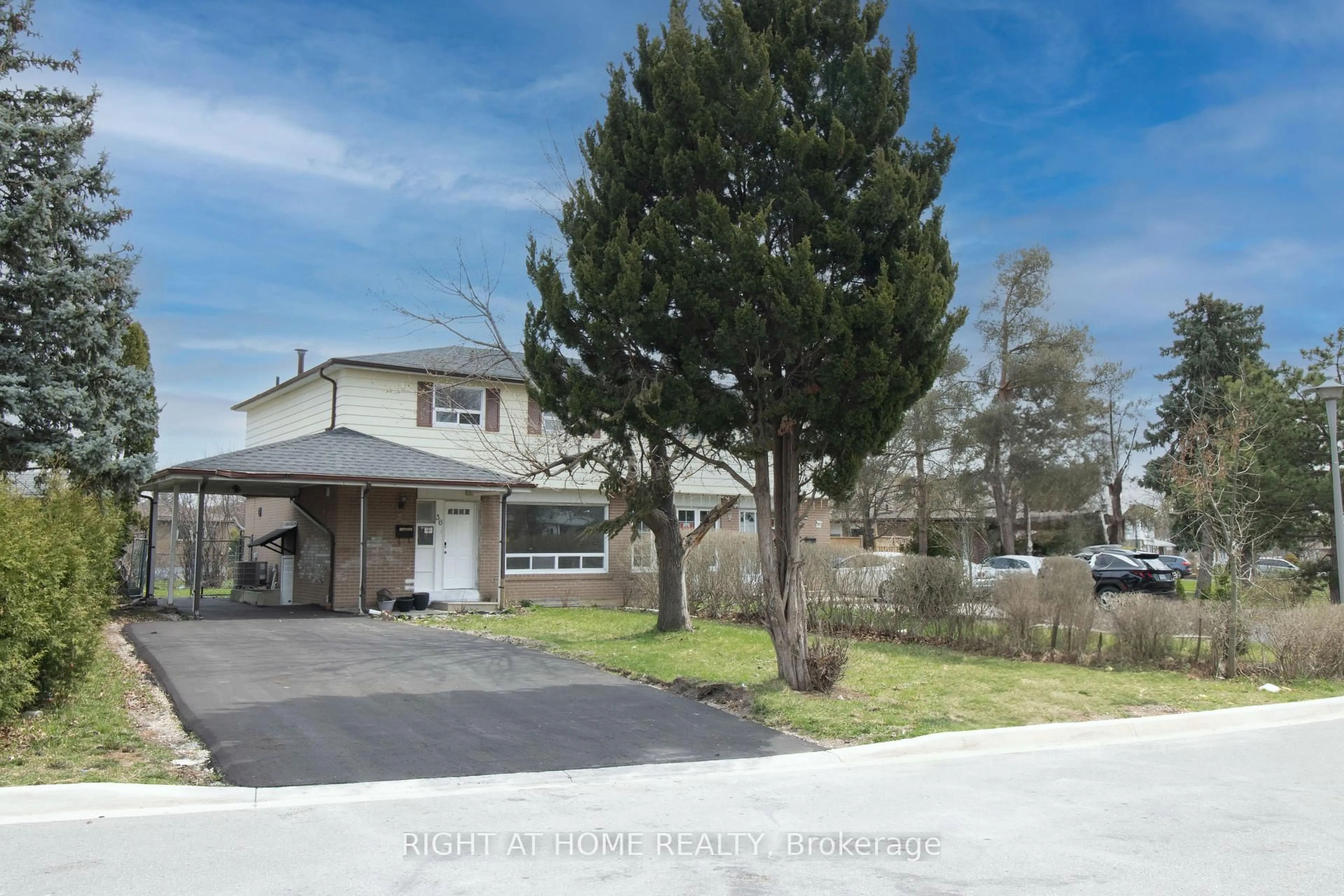 A pic from outside/outdoor area/front of a property/back of a property/a pic from drone, street for 36 Flamingo Cres, Brampton Ontario L6T 2G5