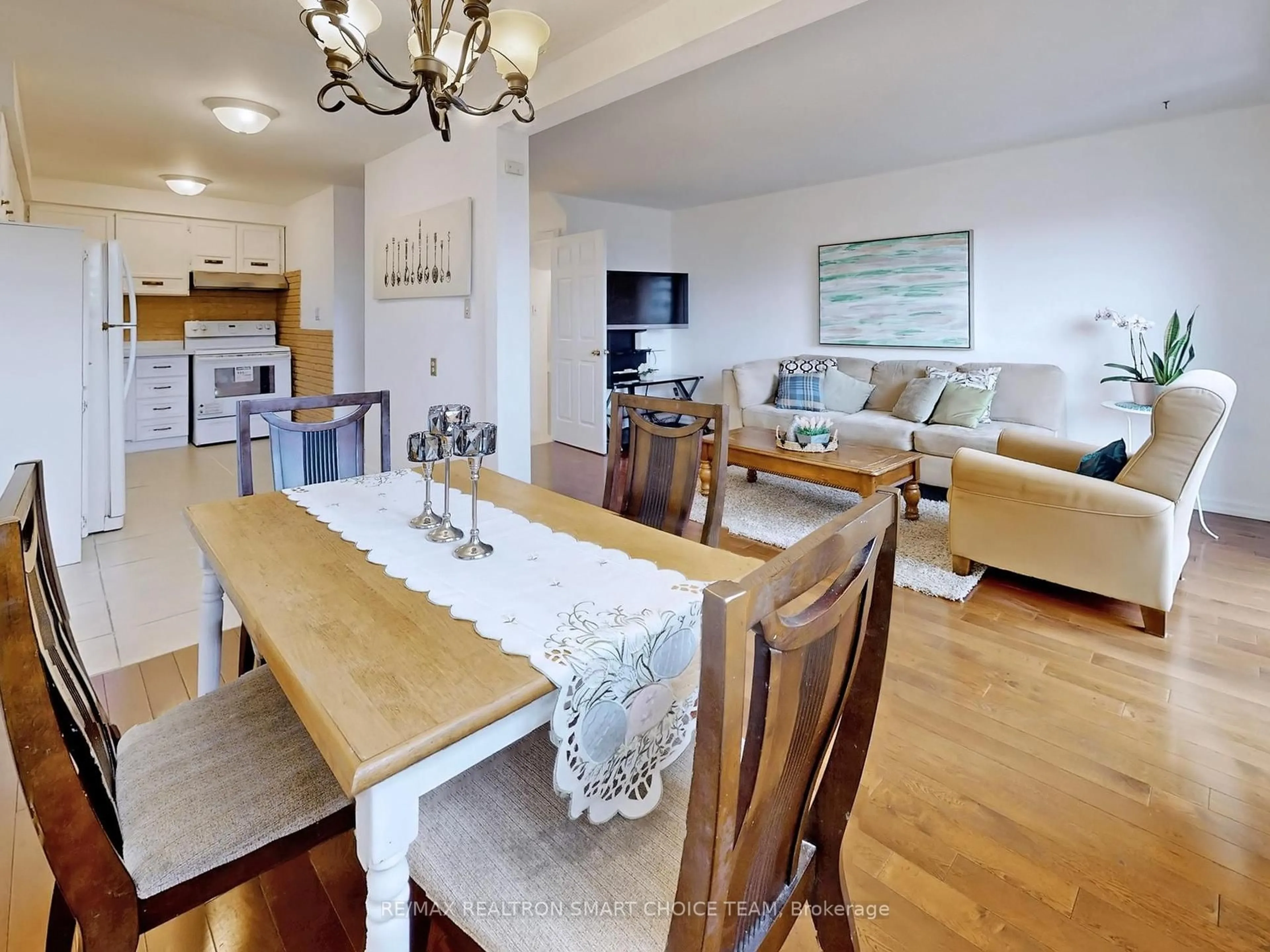 Open concept kitchen, wood/laminate floor for 34 San Marino Way, Toronto Ontario M3N 2Y3