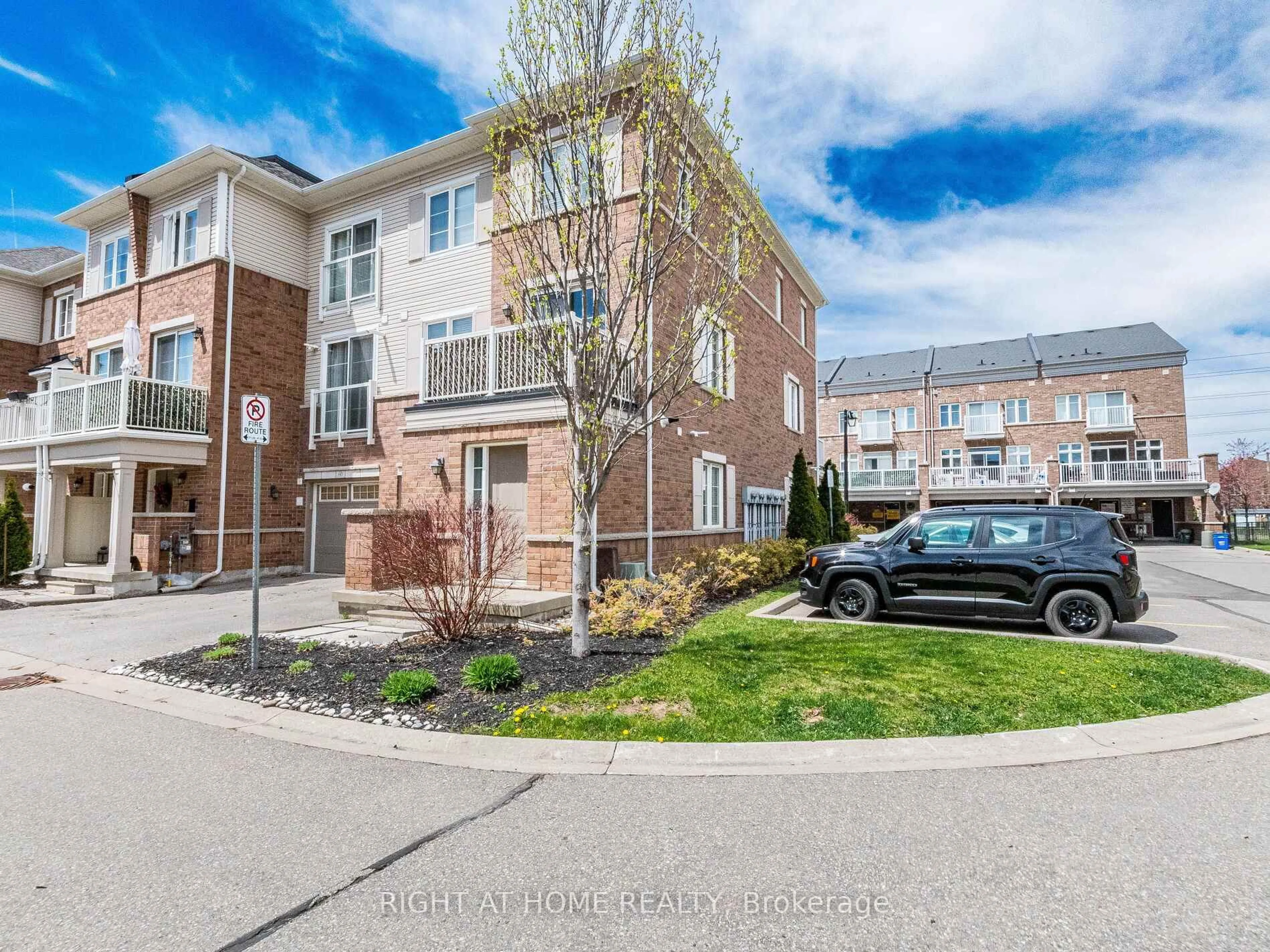 A pic from outside/outdoor area/front of a property/back of a property/a pic from drone, street for 165 Hampshire Way #61, Milton Ontario L9T 8M7