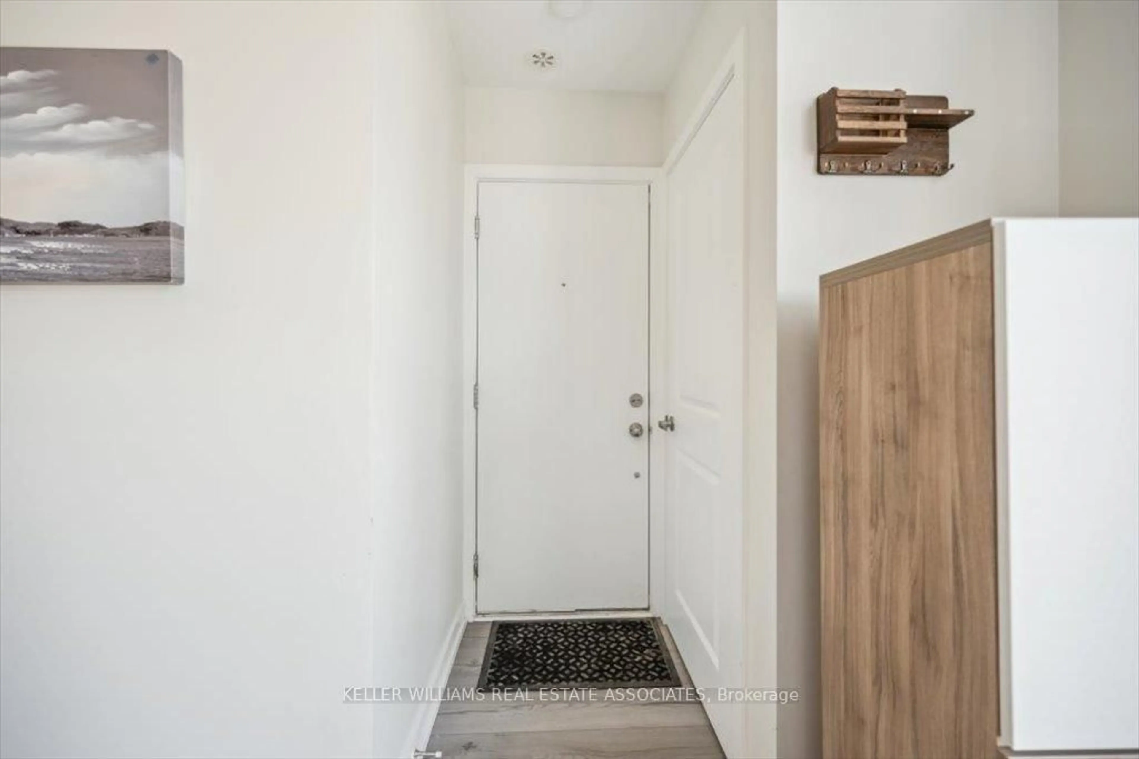 Indoor entryway for 3058 Sixth Line #204, Oakville Ontario L6M 1P8