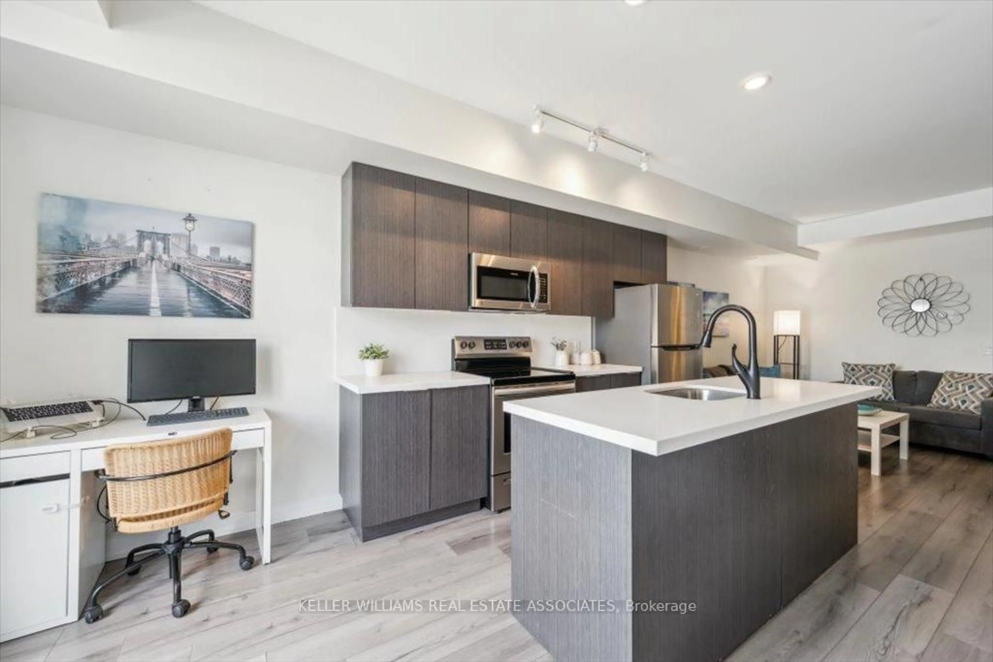 Open concept kitchen, ceramic/tile floor for 3058 Sixth Line #204, Oakville Ontario L6M 1P8