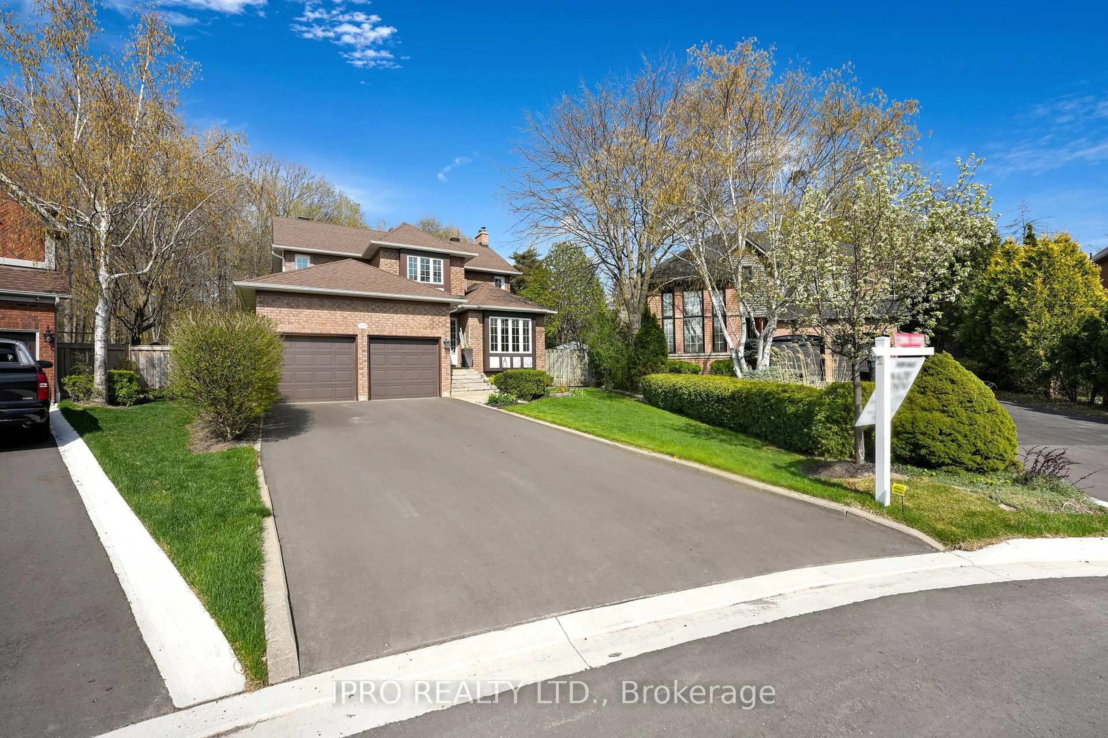 A pic from outside/outdoor area/front of a property/back of a property/a pic from drone, street for 7179 Windrush Crt, Mississauga Ontario L5N 6K1