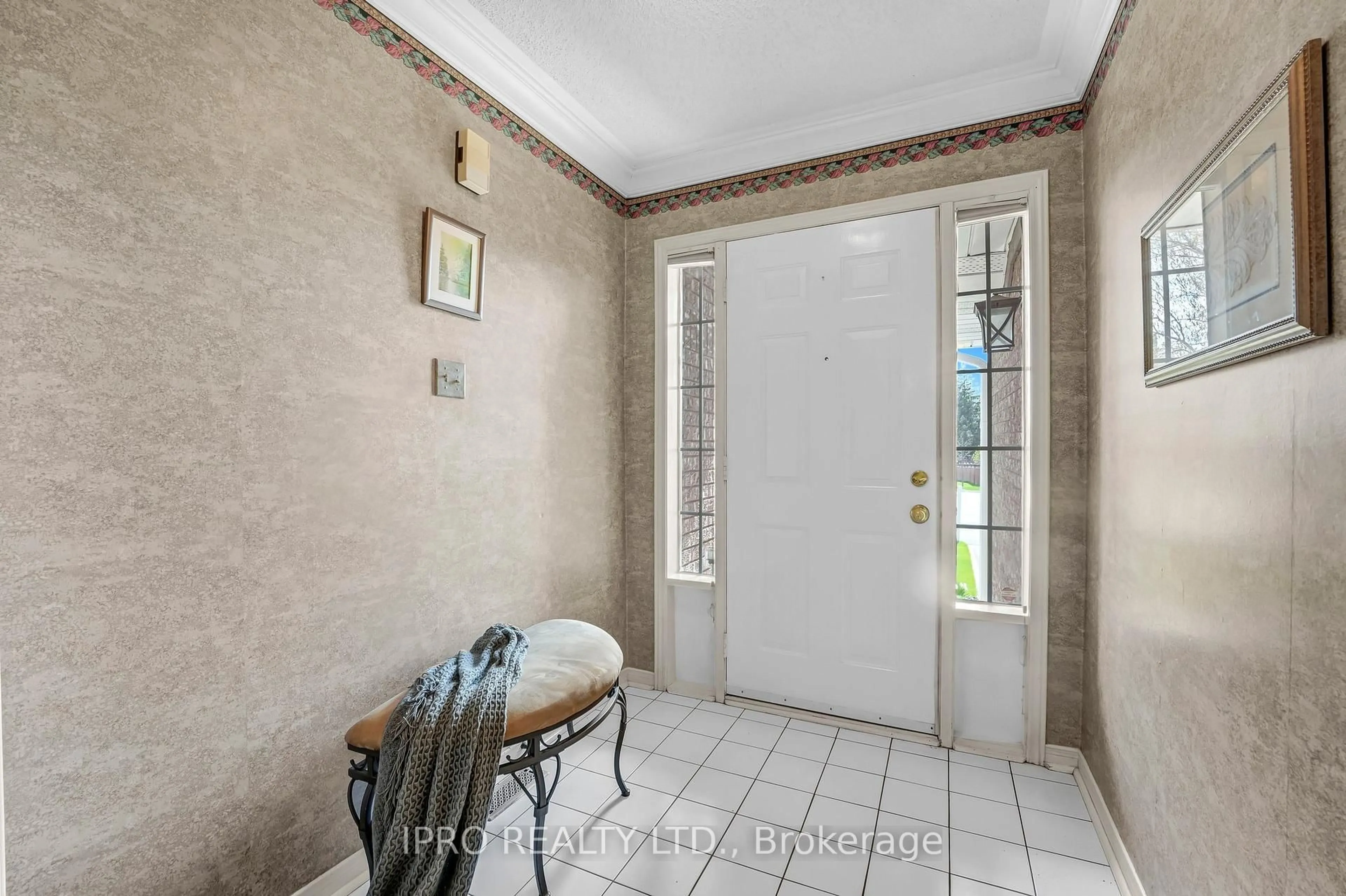 Indoor foyer for 7179 Windrush Crt, Mississauga Ontario L5N 6K1