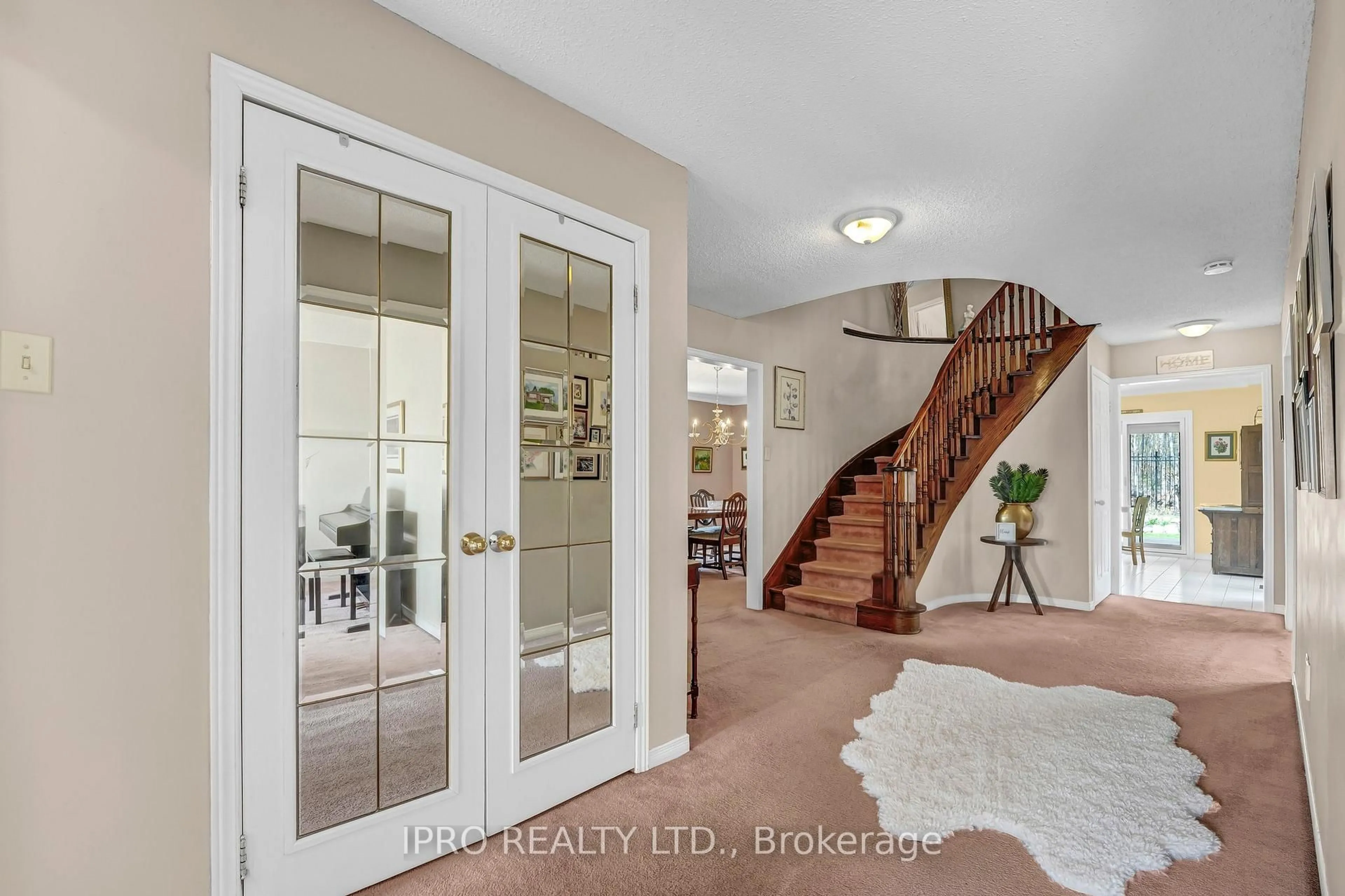 Indoor entryway for 7179 Windrush Crt, Mississauga Ontario L5N 6K1