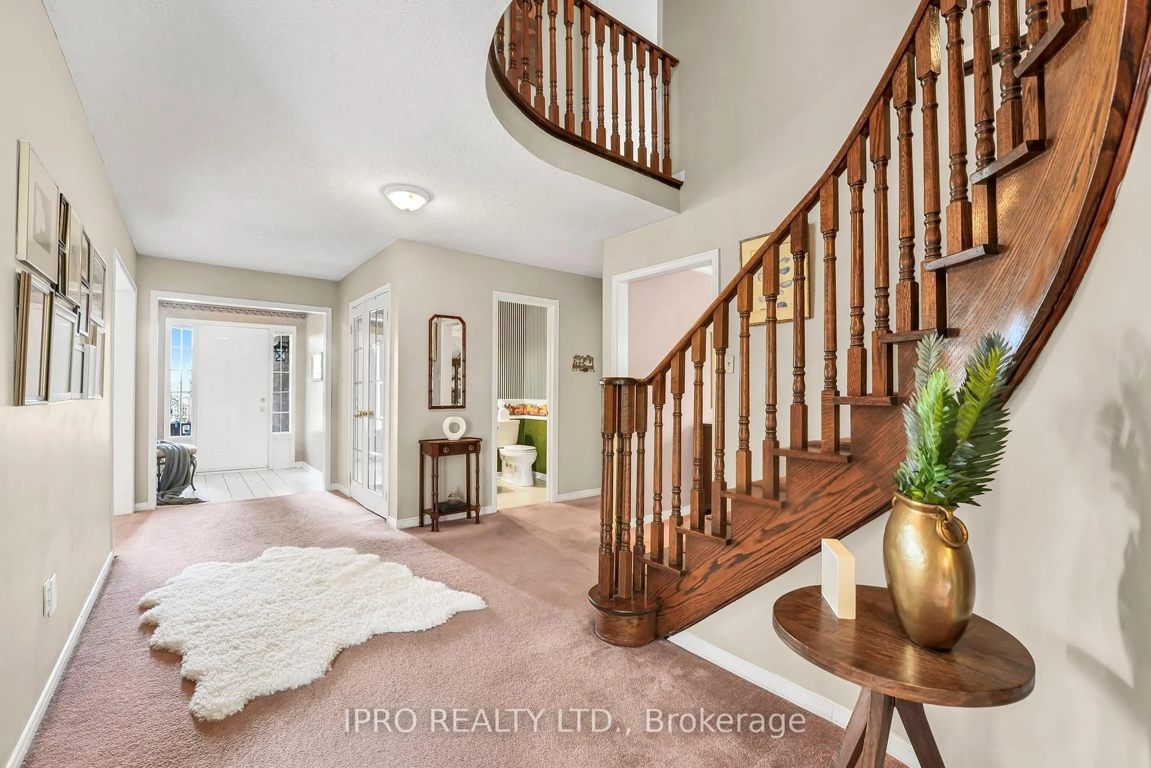 Indoor entryway for 7179 Windrush Crt, Mississauga Ontario L5N 6K1