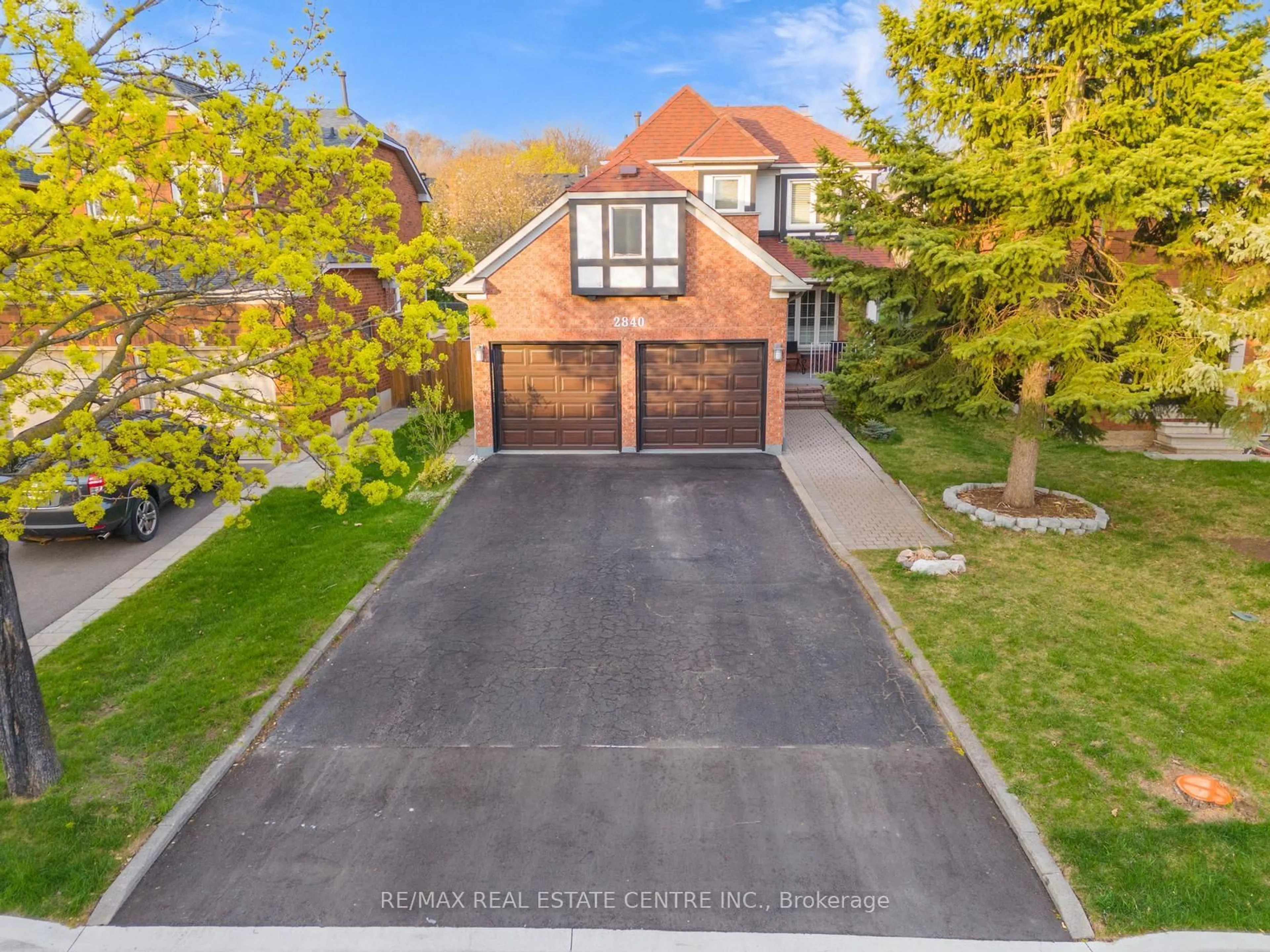 A pic from outside/outdoor area/front of a property/back of a property/a pic from drone, street for 2840 Tradewind Dr, Mississauga Ontario L5N 6L1
