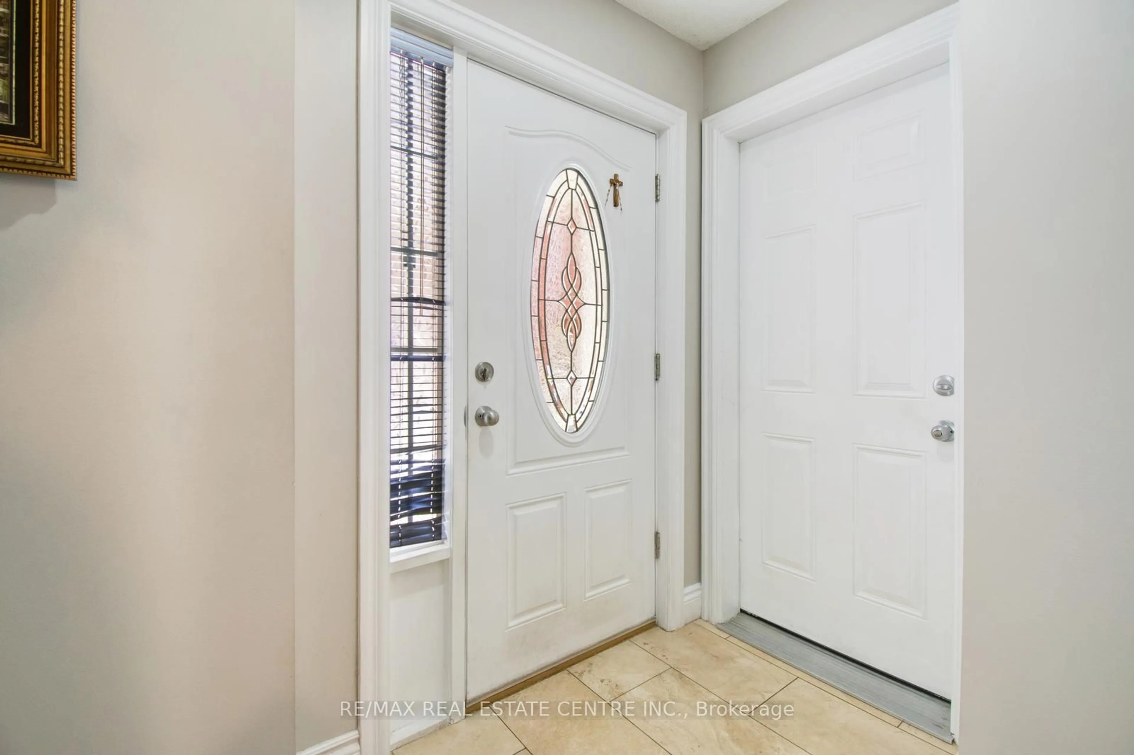 Indoor entryway for 2840 Tradewind Dr, Mississauga Ontario L5N 6L1