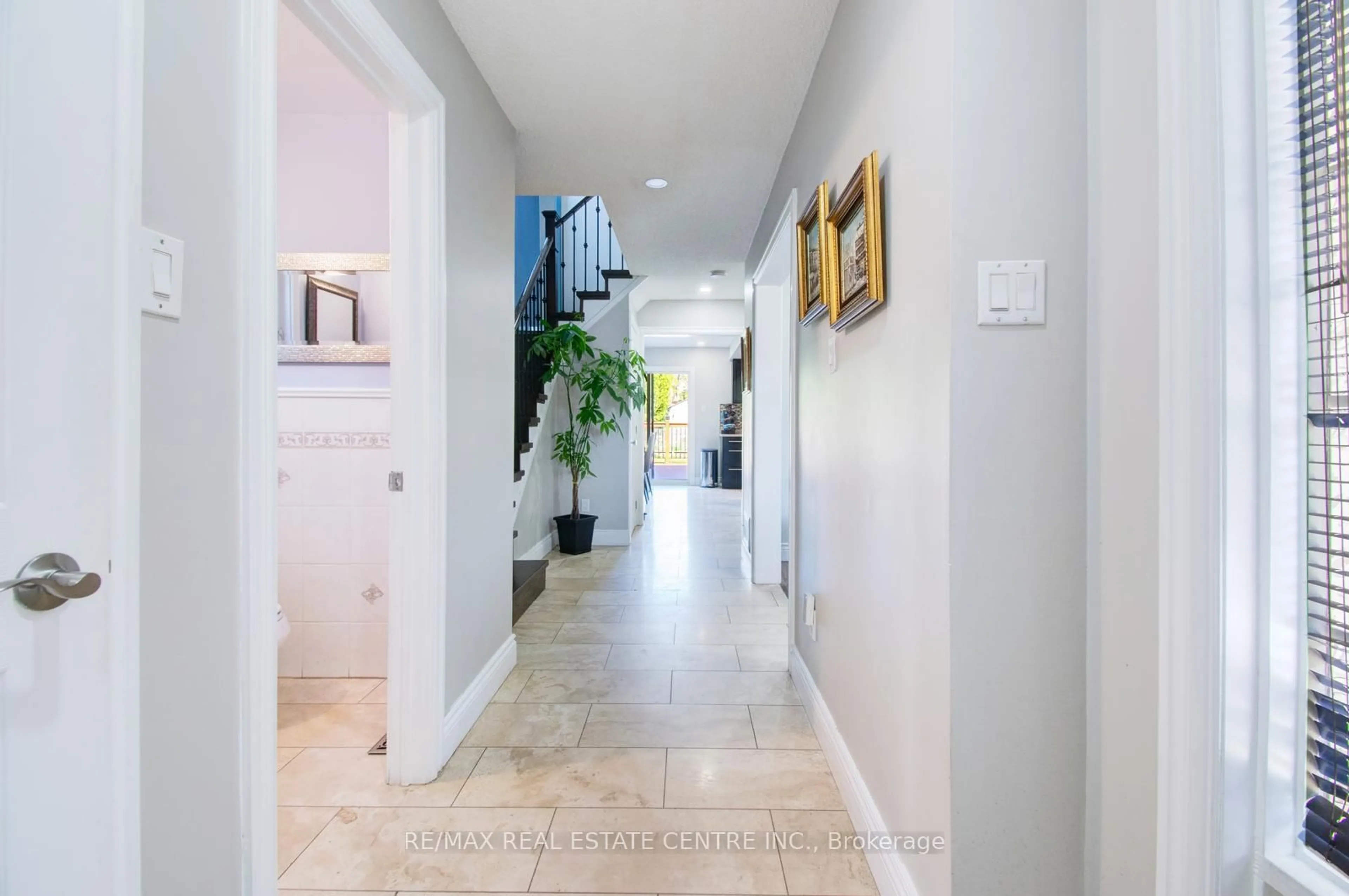 Indoor foyer for 2840 Tradewind Dr, Mississauga Ontario L5N 6L1