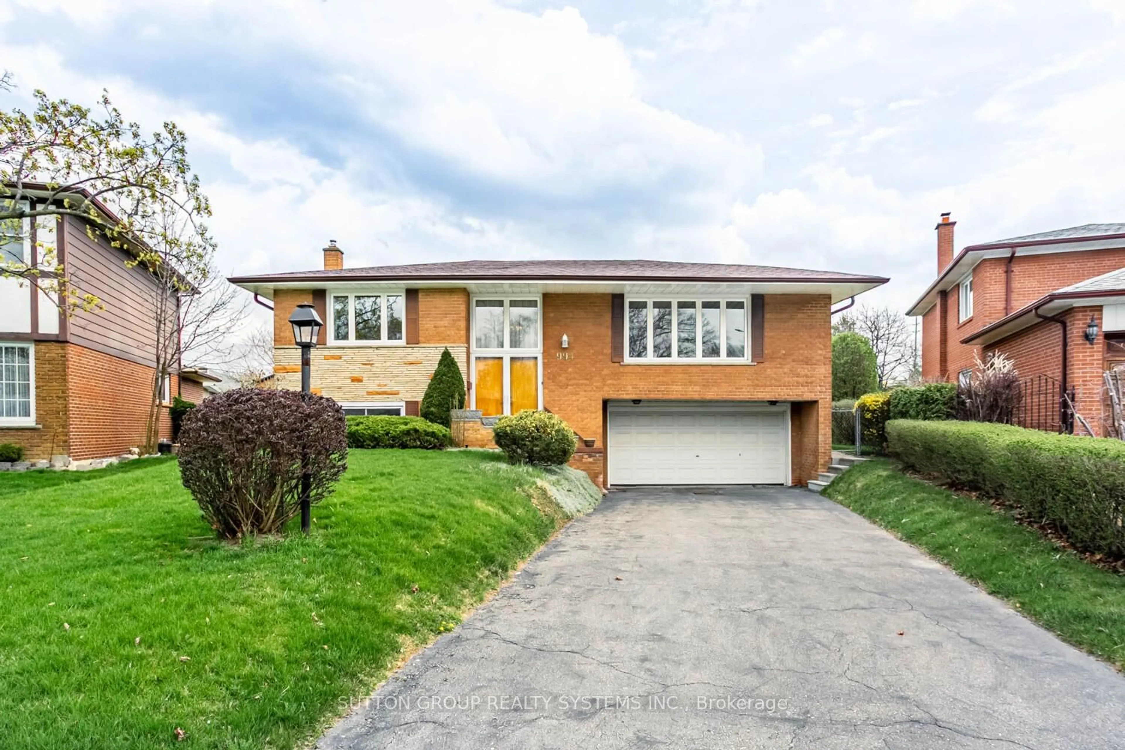 Home with brick exterior material, street for 994 Streamway Cres, Mississauga Ontario L4Y 2P4