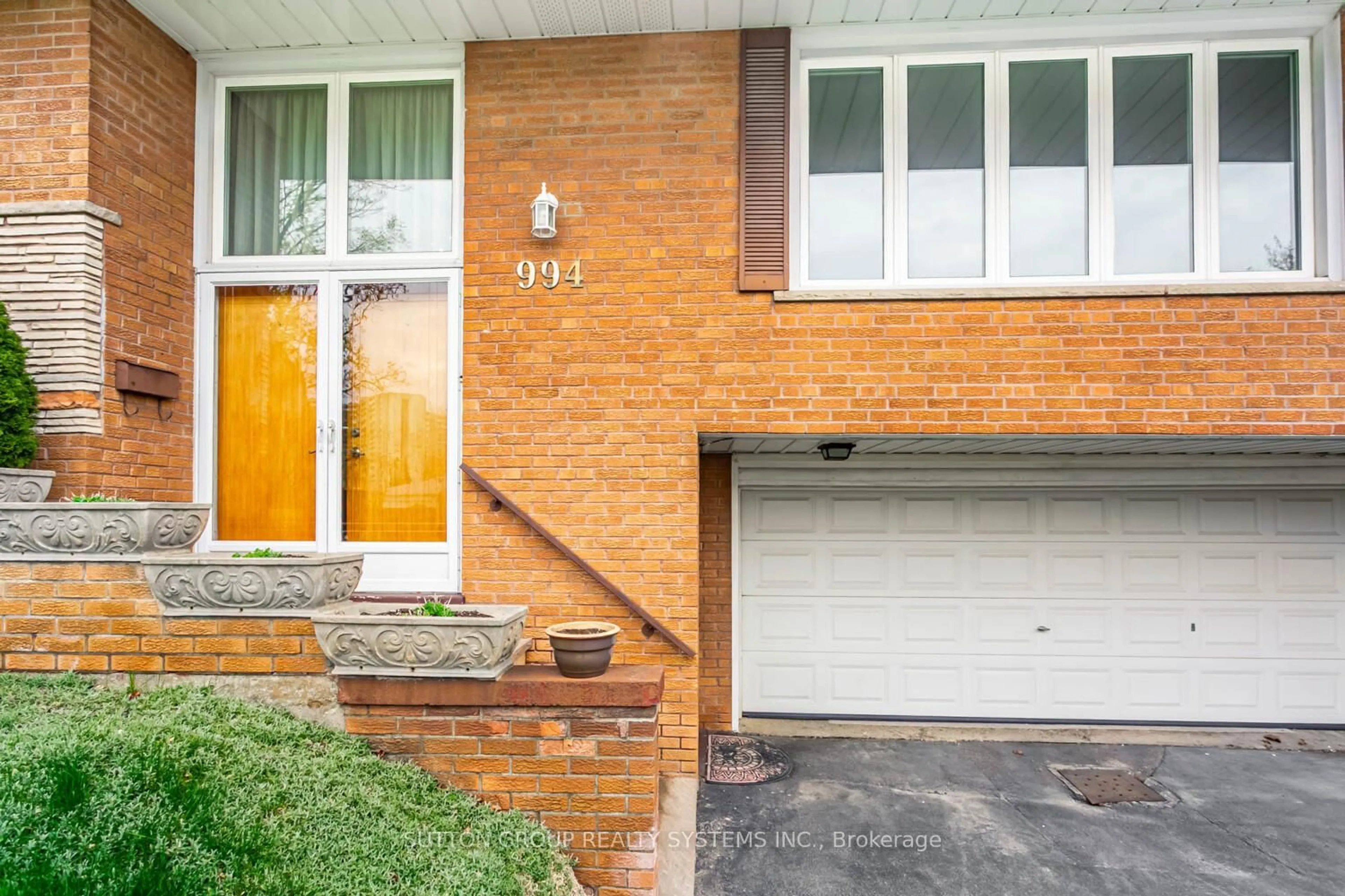 Home with brick exterior material, street for 994 Streamway Cres, Mississauga Ontario L4Y 2P4