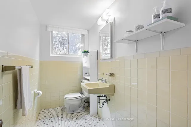 Additional property image - 994 Streamway Cres