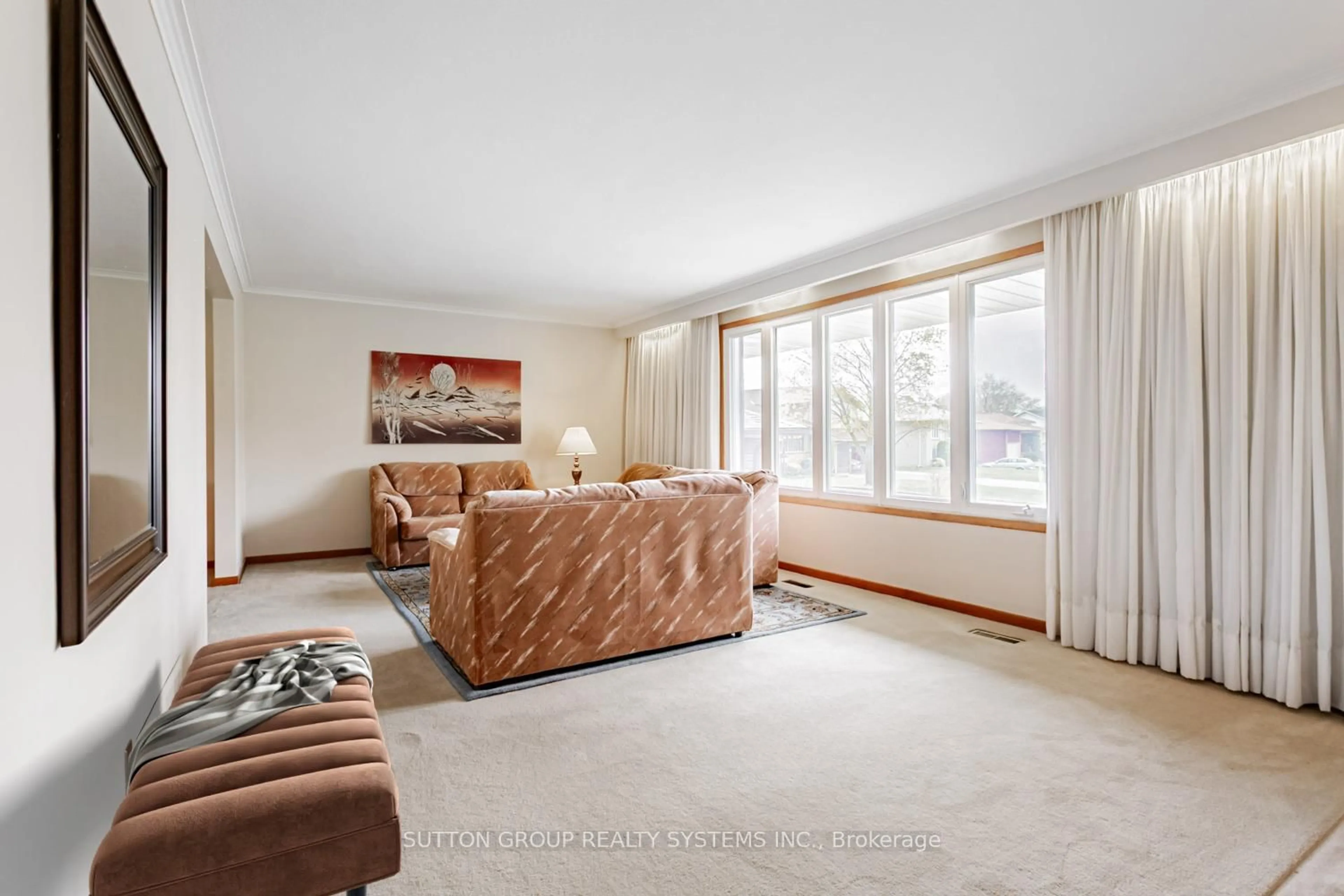 Living room with furniture, carpet floor for 994 Streamway Cres, Mississauga Ontario L4Y 2P4