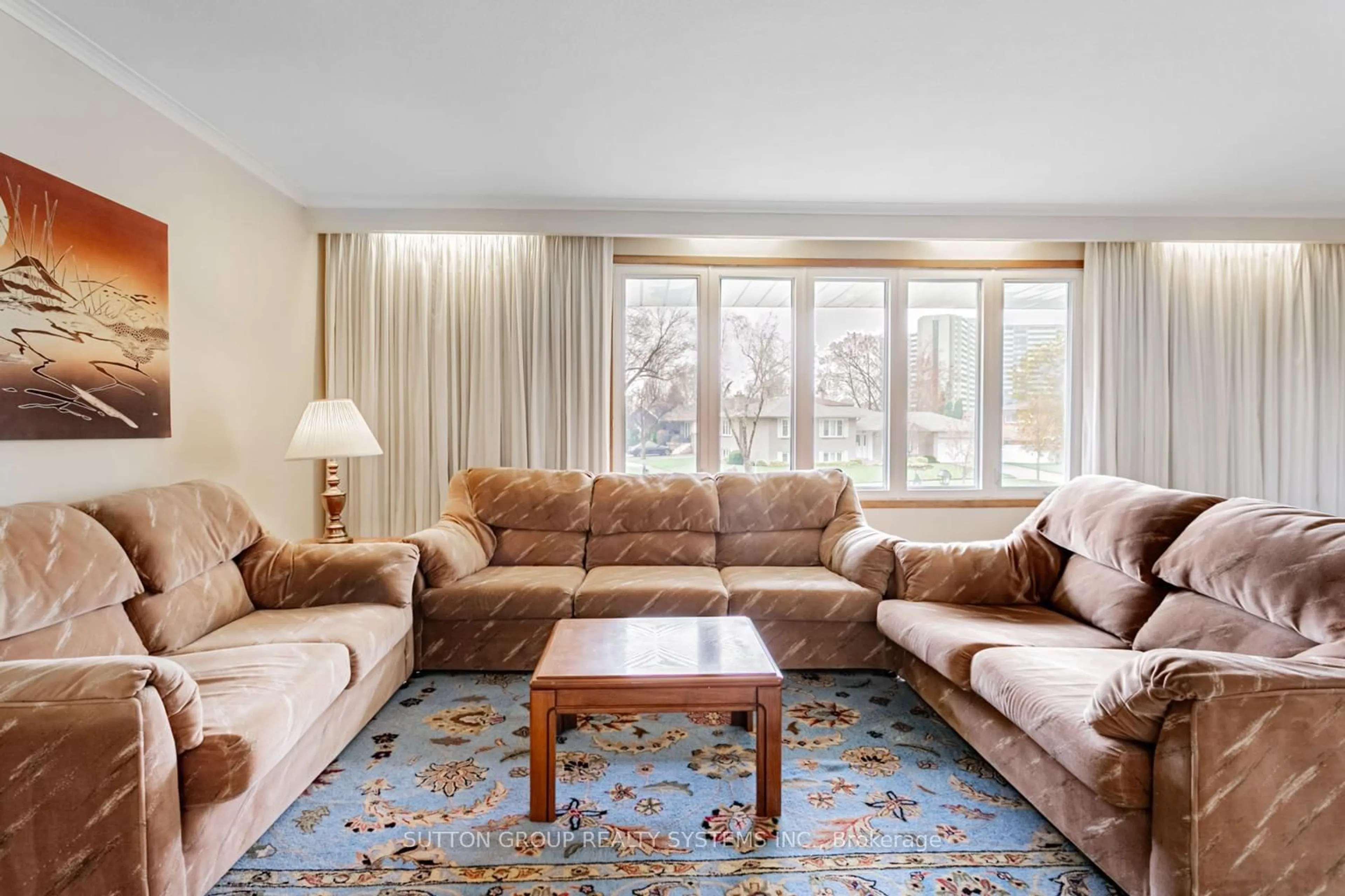 Living room with furniture, carpet floor for 994 Streamway Cres, Mississauga Ontario L4Y 2P4