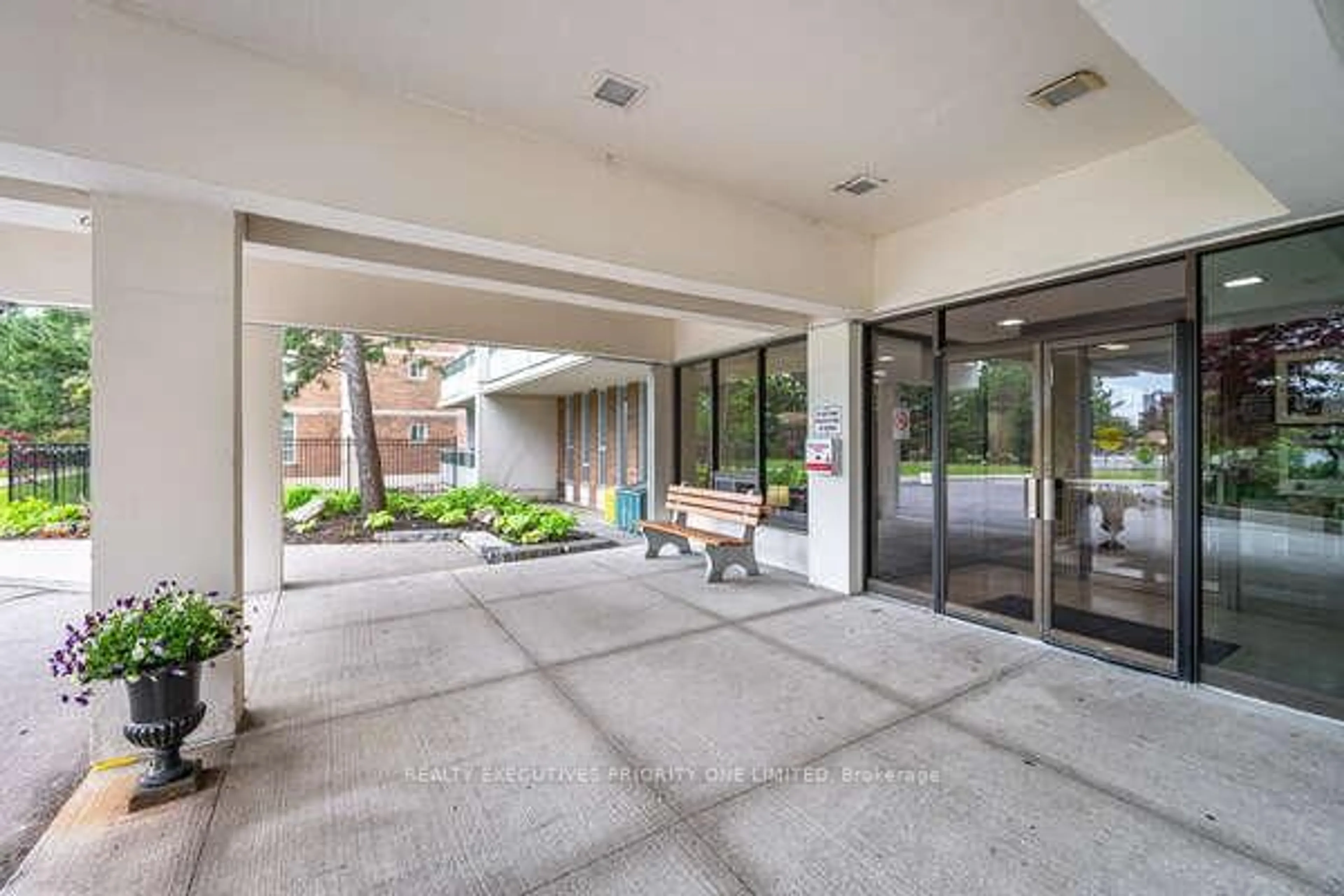 Indoor foyer for 44 Longbourne Dr #1212, Toronto Ontario M9R 2M7