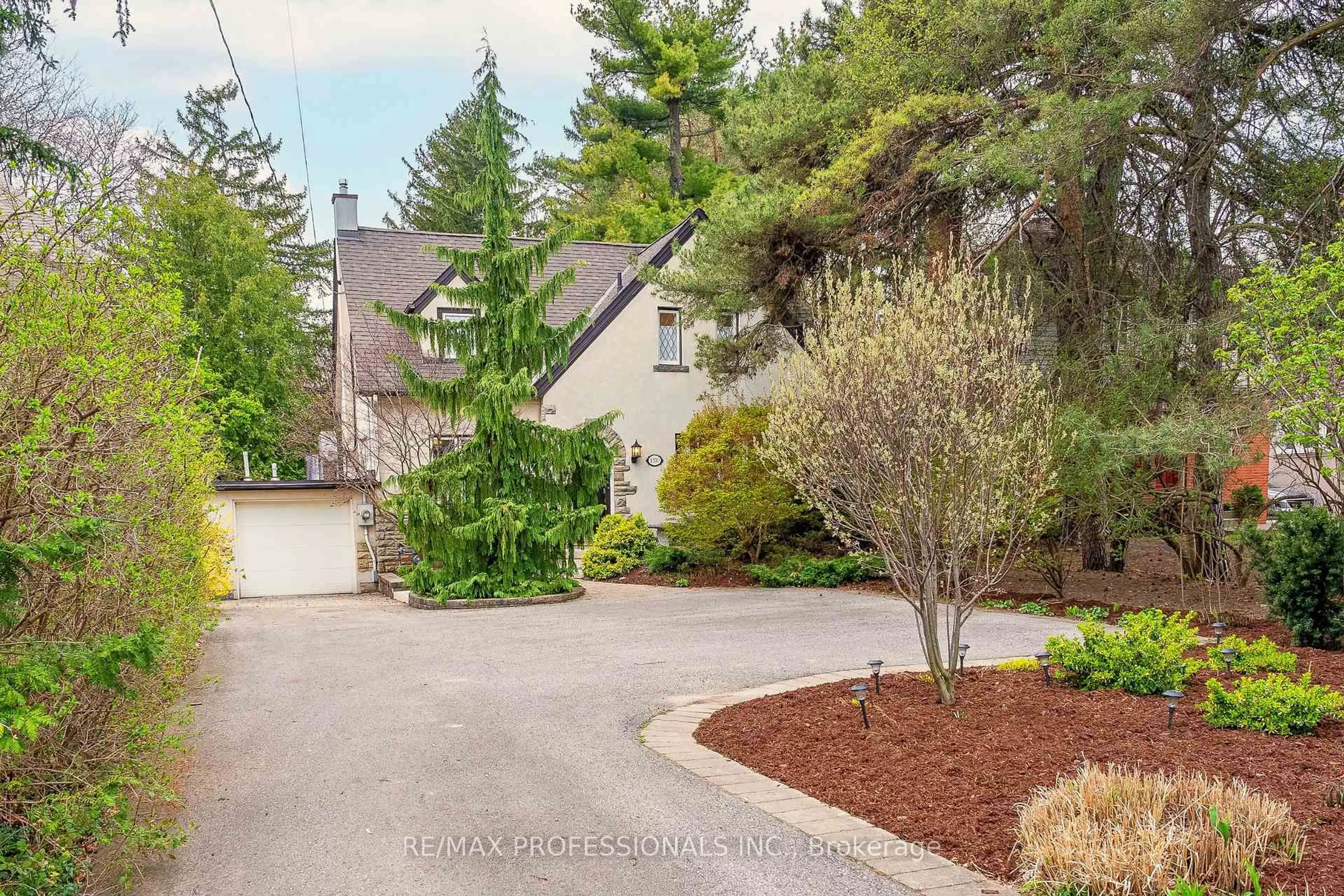 A pic from outside/outdoor area/front of a property/back of a property/a pic from drone, street for 1370 Islington Ave, Toronto Ontario M9A 3K6