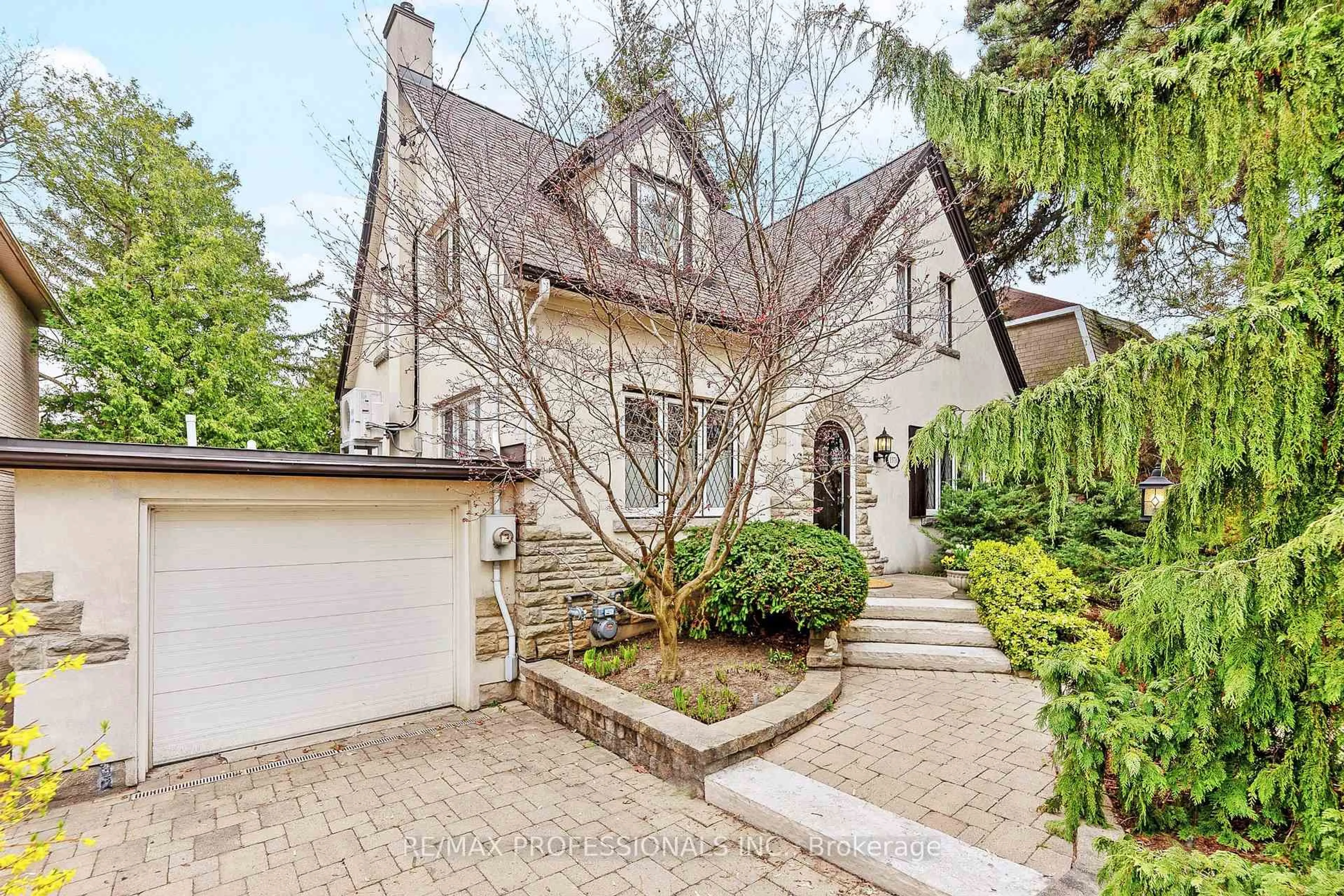 Home with brick exterior material, street for 1370 Islington Ave, Toronto Ontario M9A 3K6