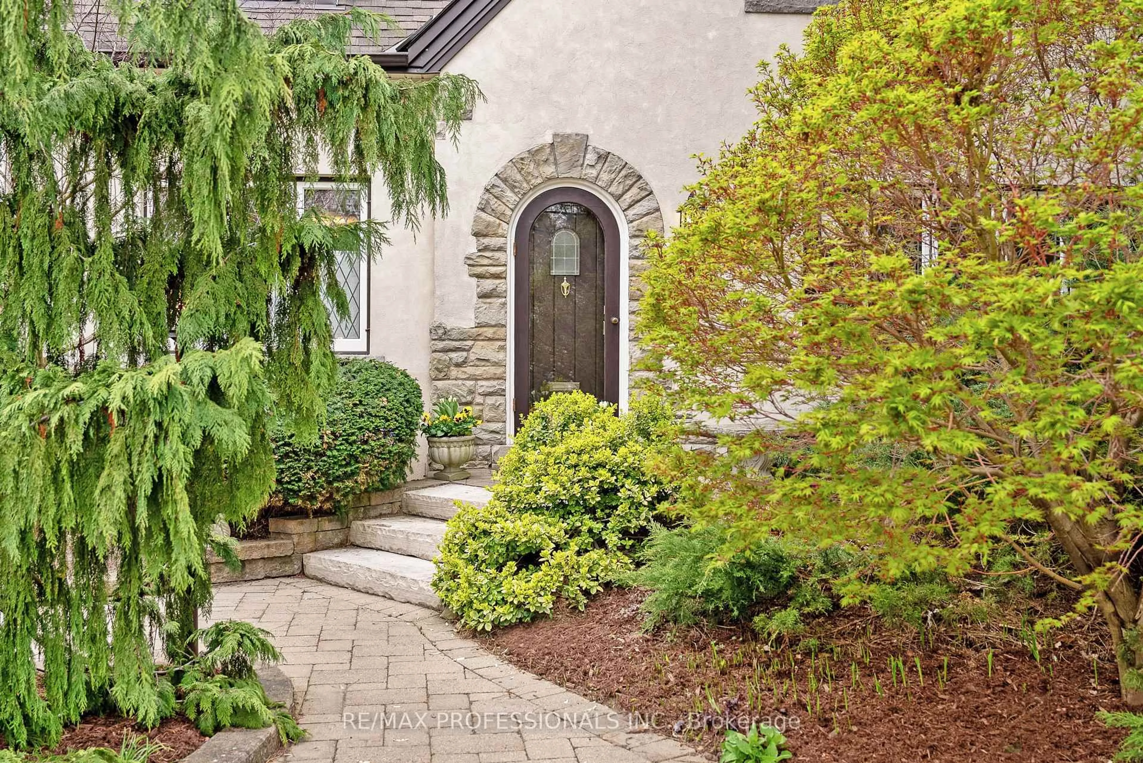 Indoor entryway for 1370 Islington Ave, Toronto Ontario M9A 3K6