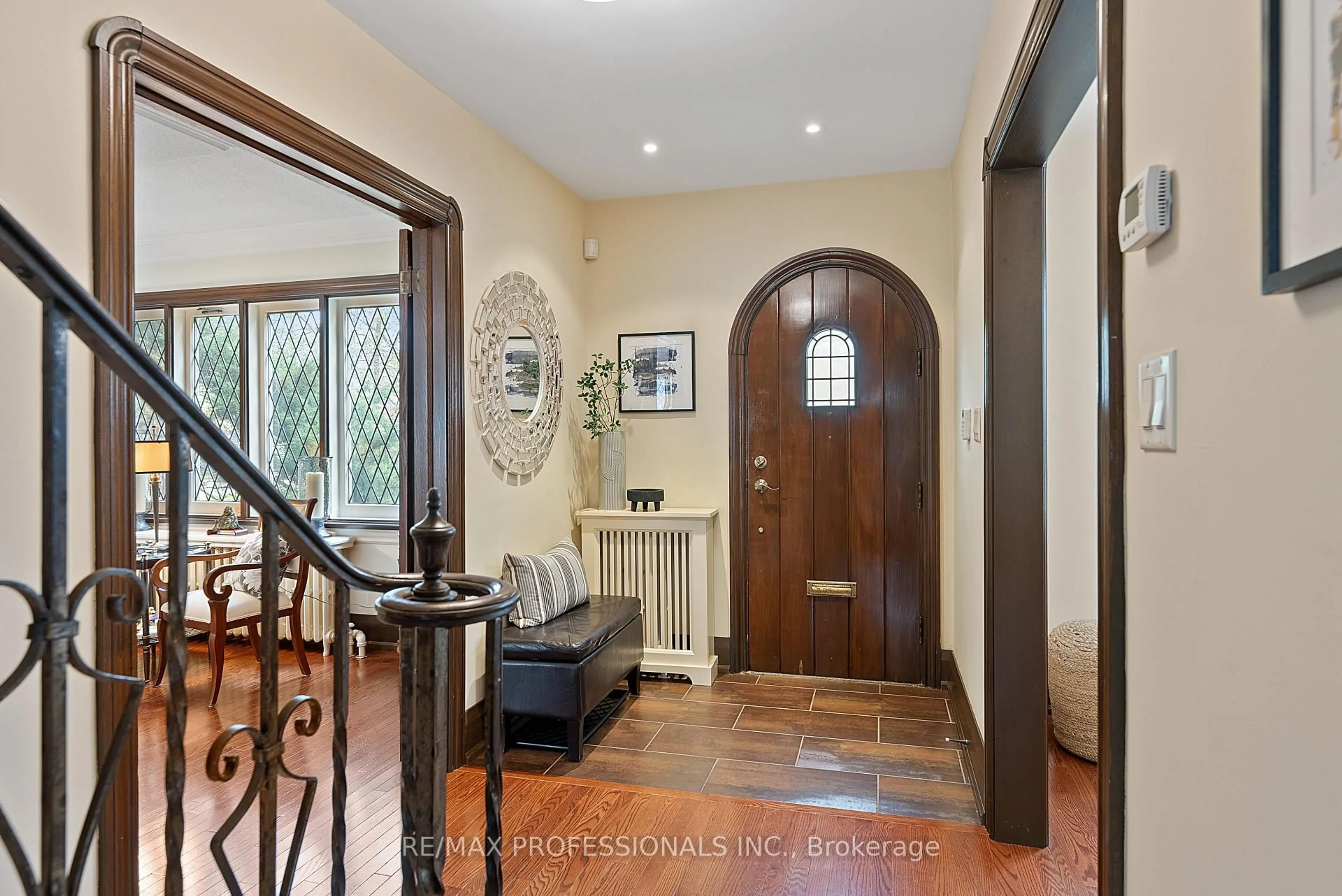Indoor foyer for 1370 Islington Ave, Toronto Ontario M9A 3K6