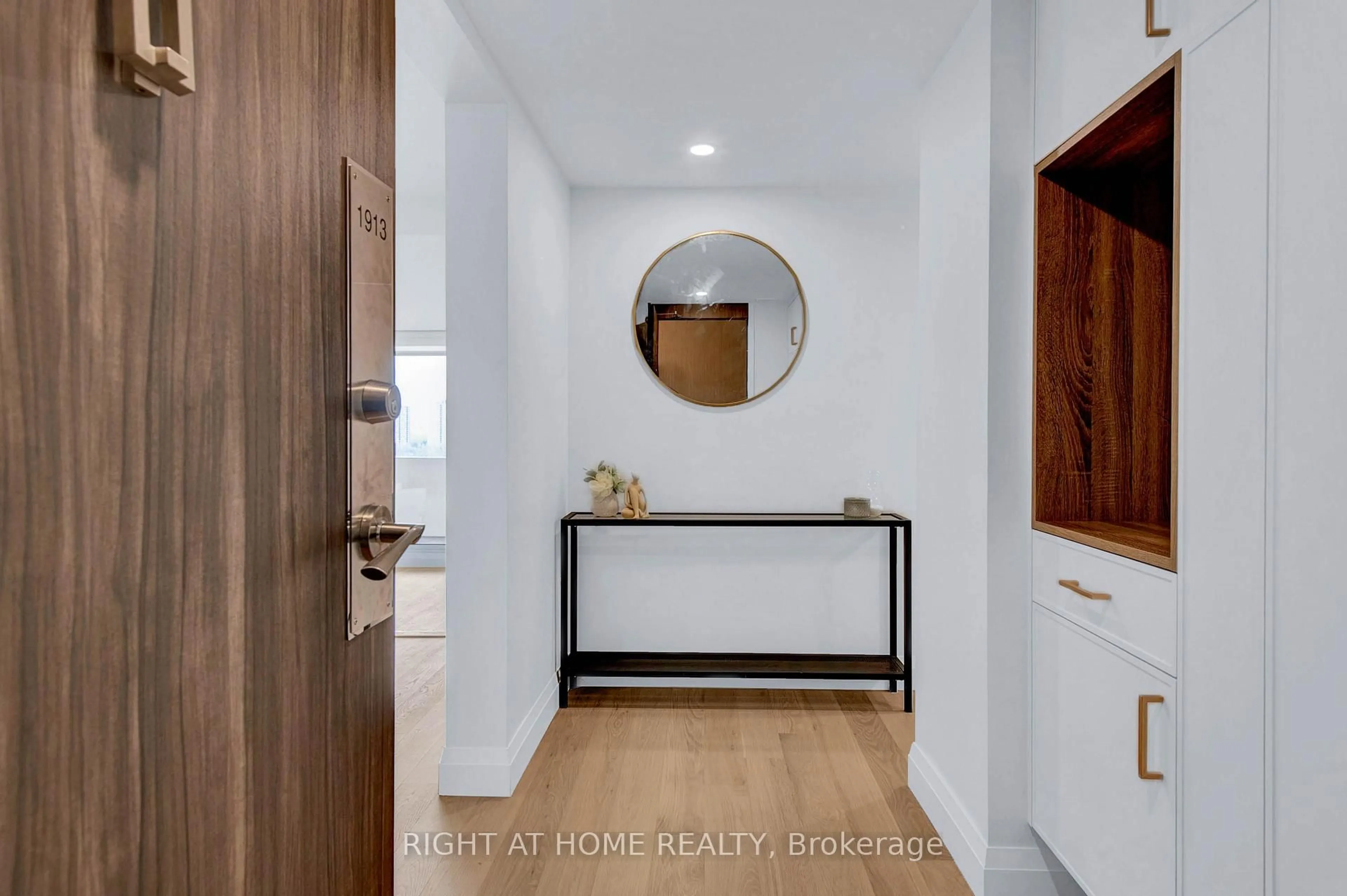 Indoor entryway for 270 Scarlett Rd #1913, Toronto Ontario M6N 4X7