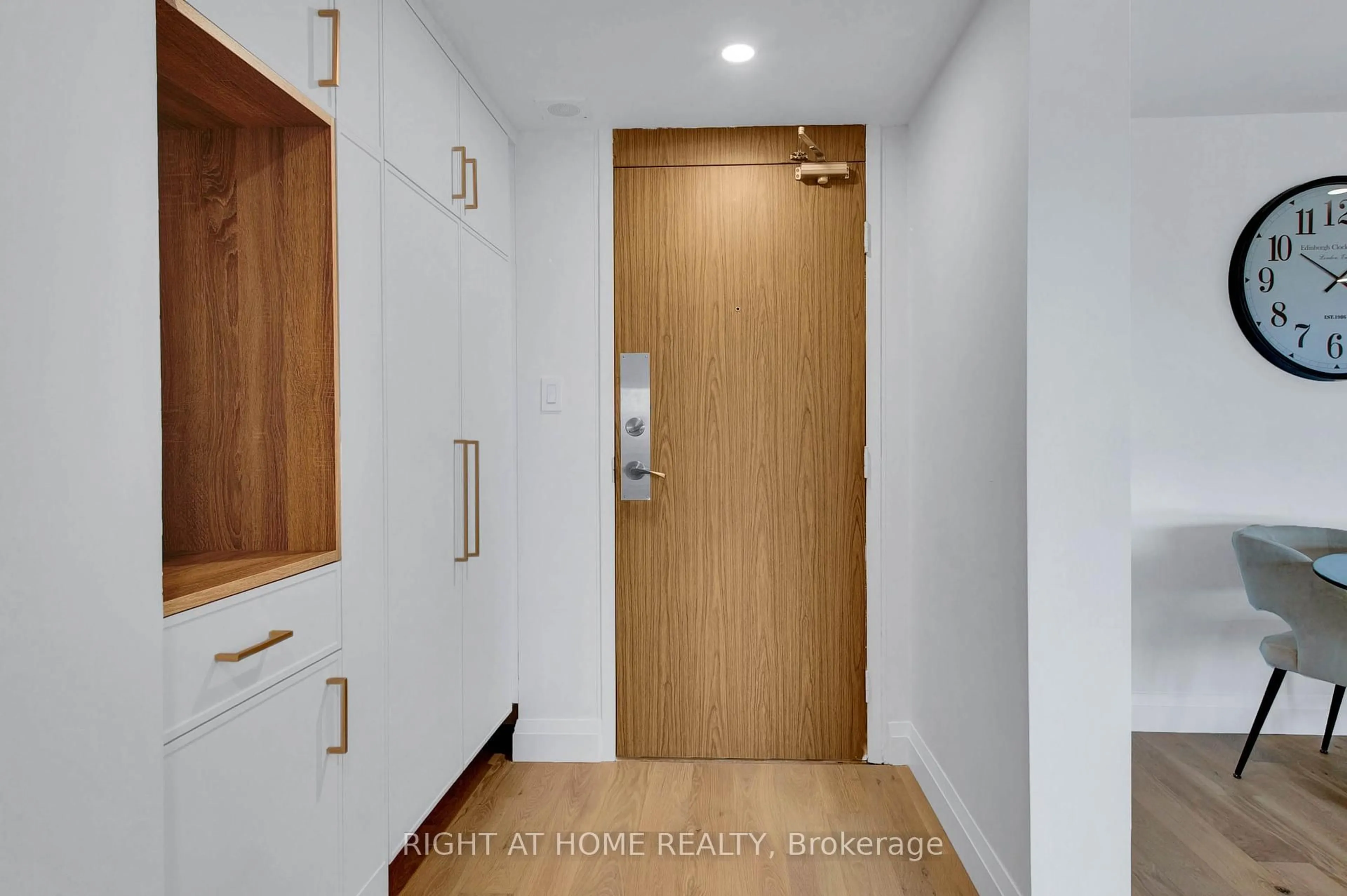 Indoor entryway for 270 Scarlett Rd #1913, Toronto Ontario M6N 4X7