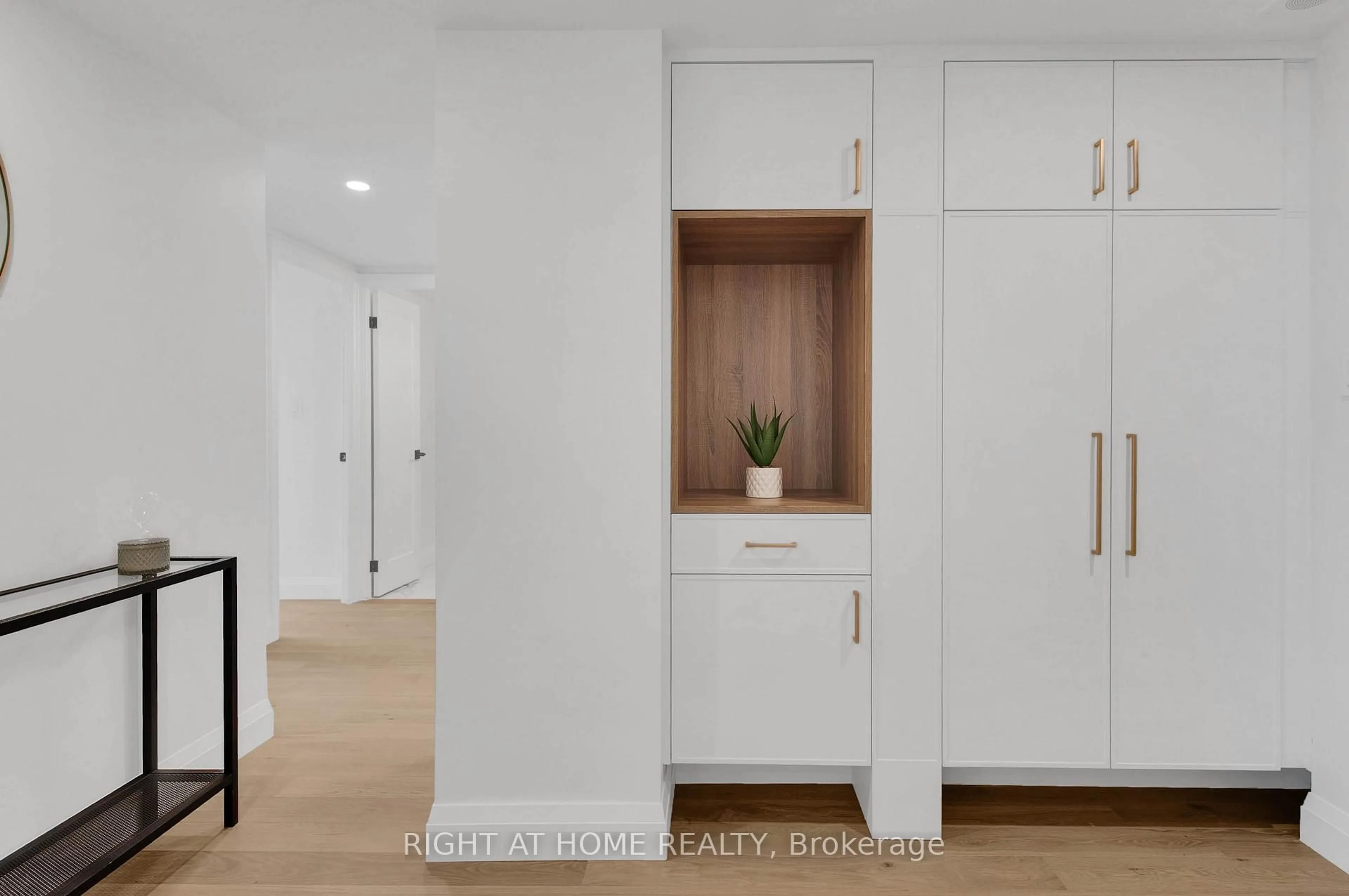 Indoor entryway for 270 Scarlett Rd #1913, Toronto Ontario M6N 4X7
