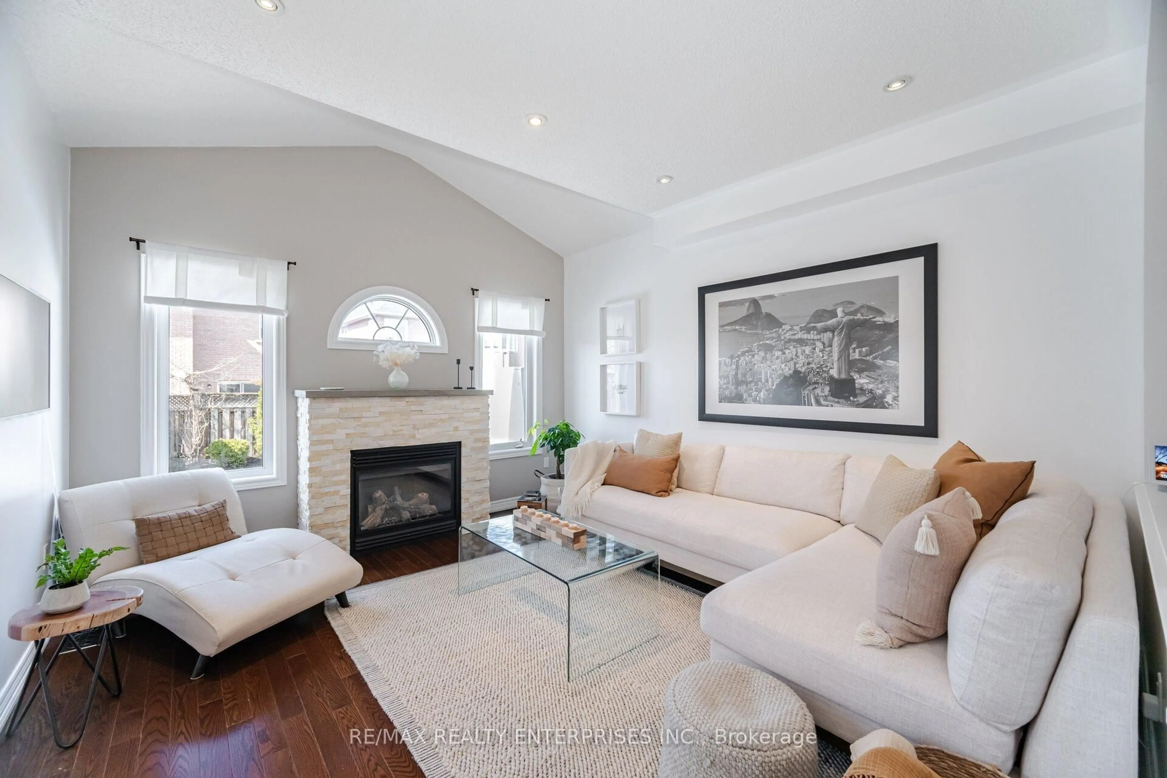 Living room with furniture, unknown for 2413 HILDA Dr, Oakville Ontario L6H 7N5