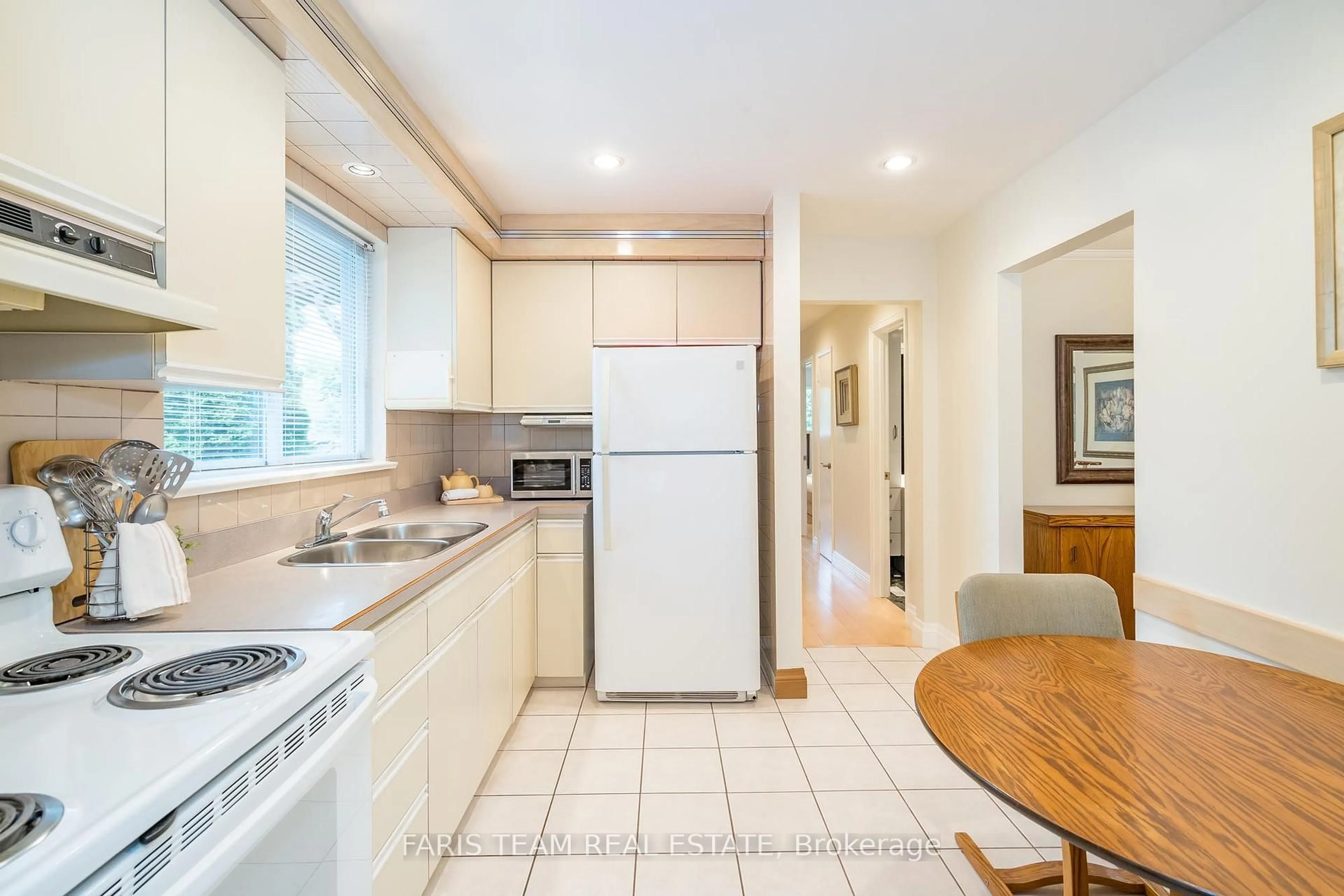 Standard kitchen, ceramic/tile floor for 7124 Cadiz Cres, Mississauga Ontario L5N 1Y4