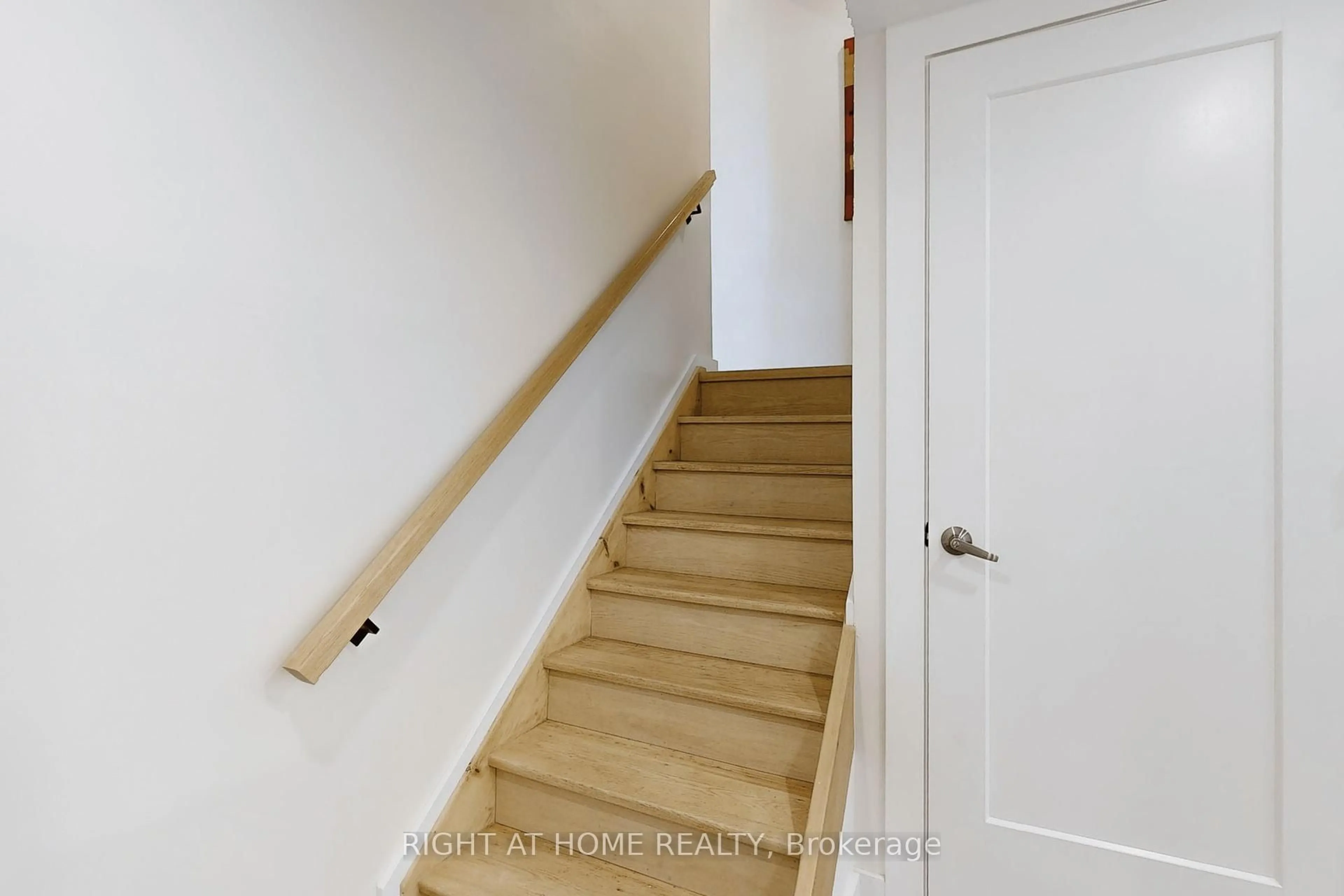 Stairs for 400 Bloor St #6, Mississauga Ontario L5A 3M8