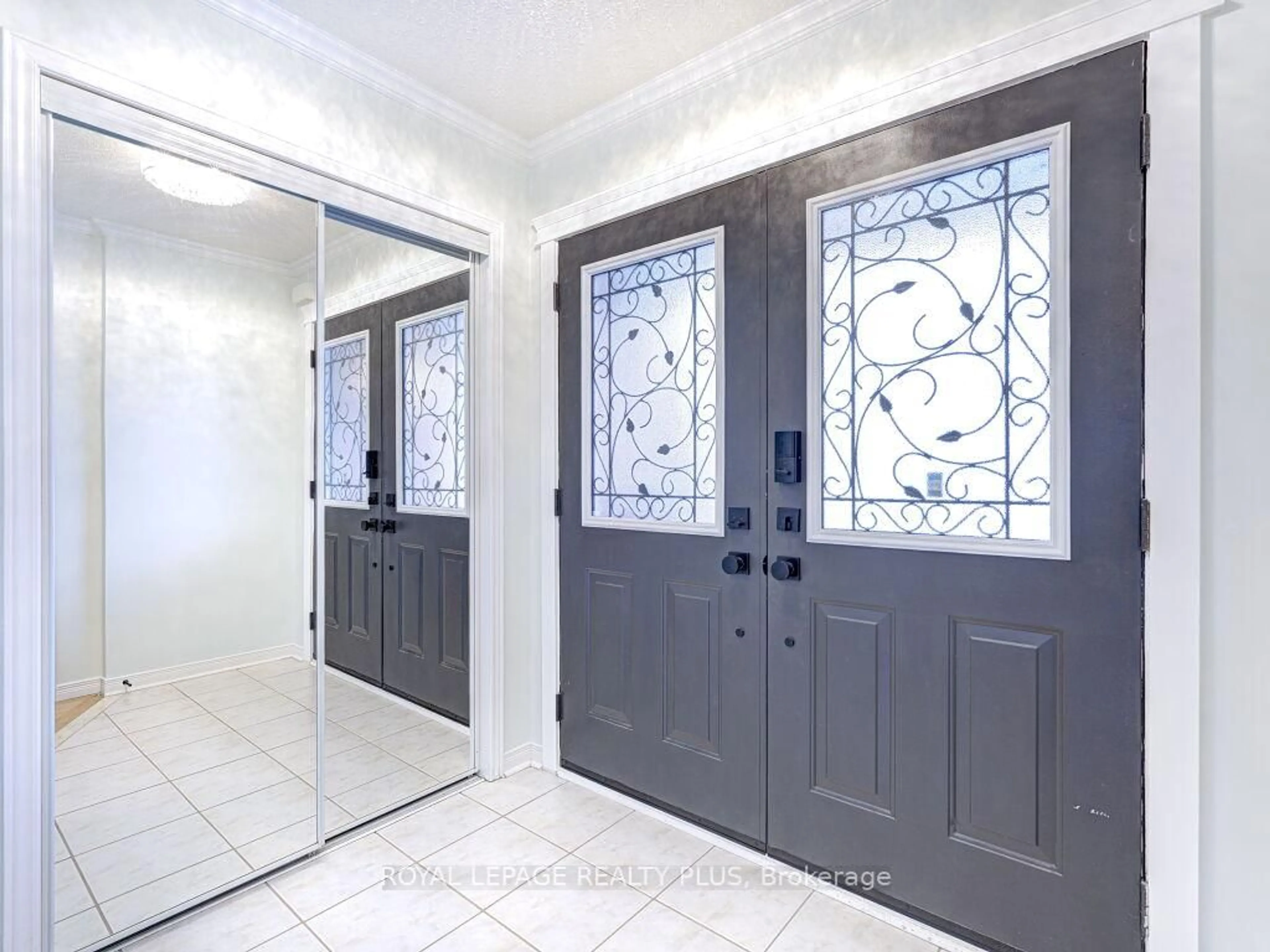 Indoor entryway for 5821 Rainberry Dr, Mississauga Ontario L5M 6S2