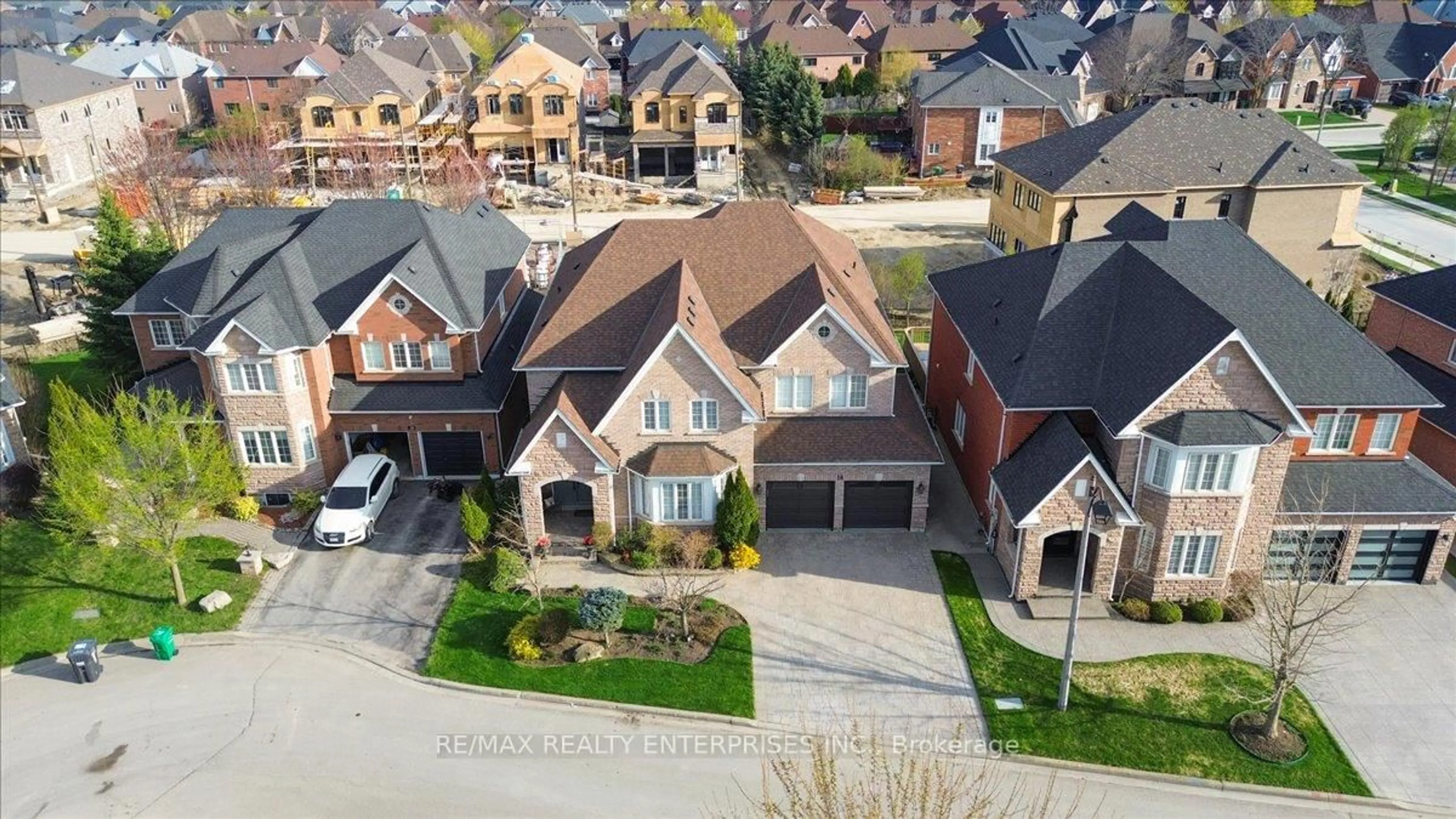 A pic from outside/outdoor area/front of a property/back of a property/a pic from drone, street for 18 Southcrest Crt, Brampton Ontario L6P 1T6