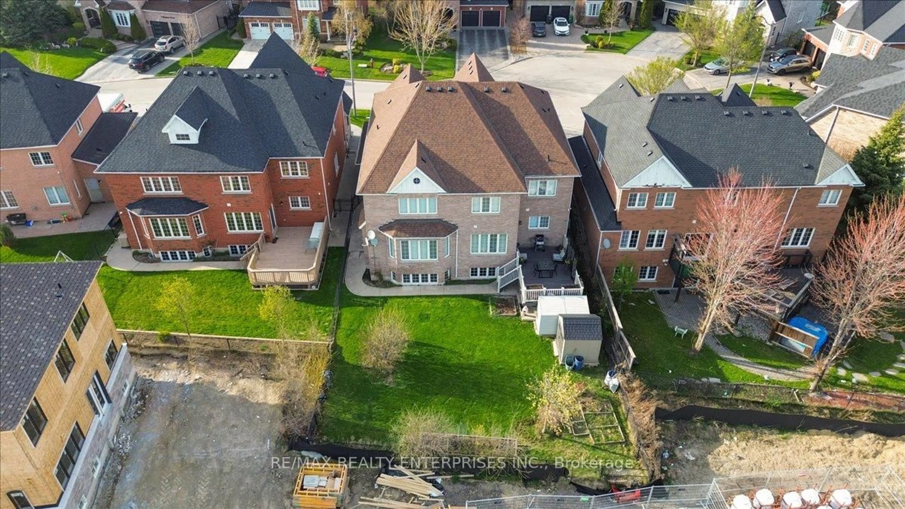 A pic from outside/outdoor area/front of a property/back of a property/a pic from drone, street for 18 Southcrest Crt, Brampton Ontario L6P 1T6