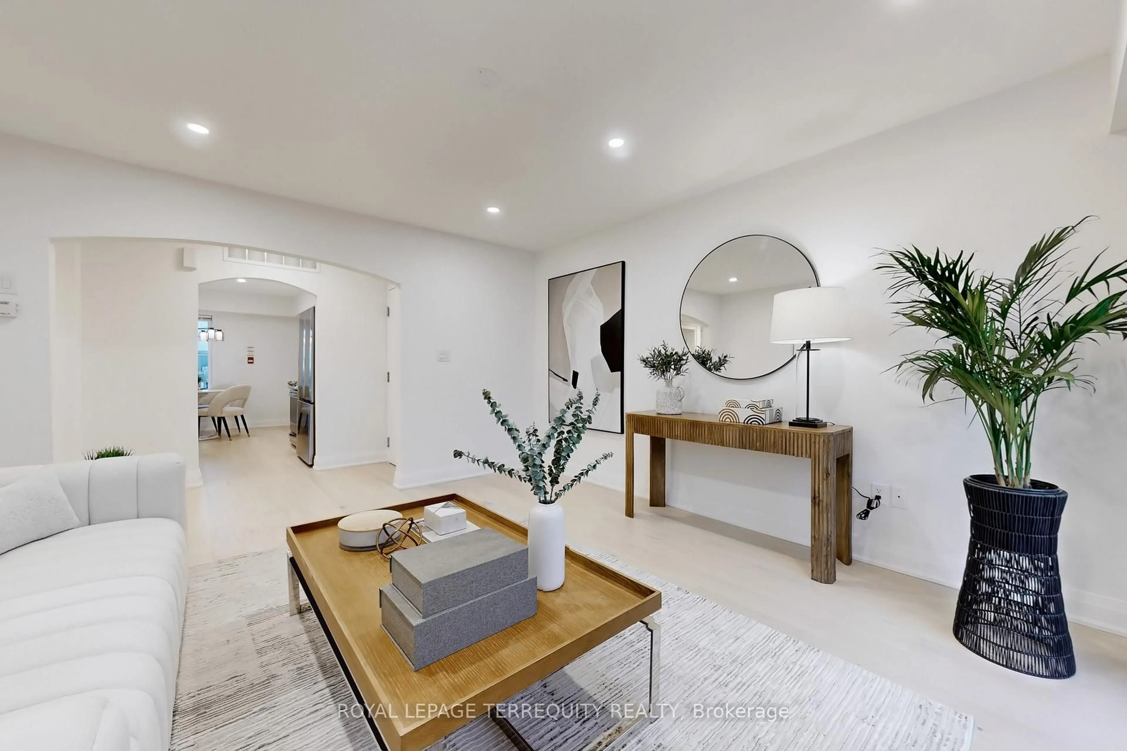 Indoor entryway for 3032 Clayhill Rd #2, Mississauga Ontario L5B 0B1