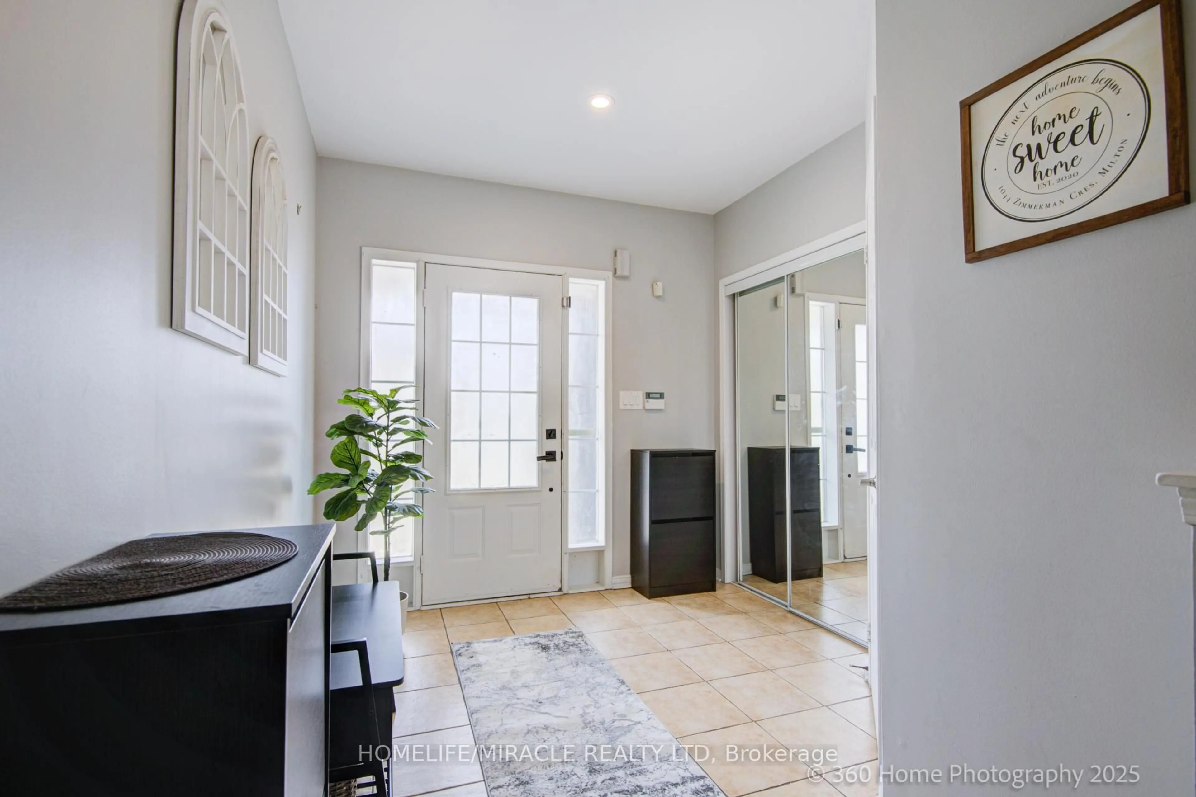 Indoor entryway for 1044 Zimmerman Cres, Milton Ontario L9T 5S6