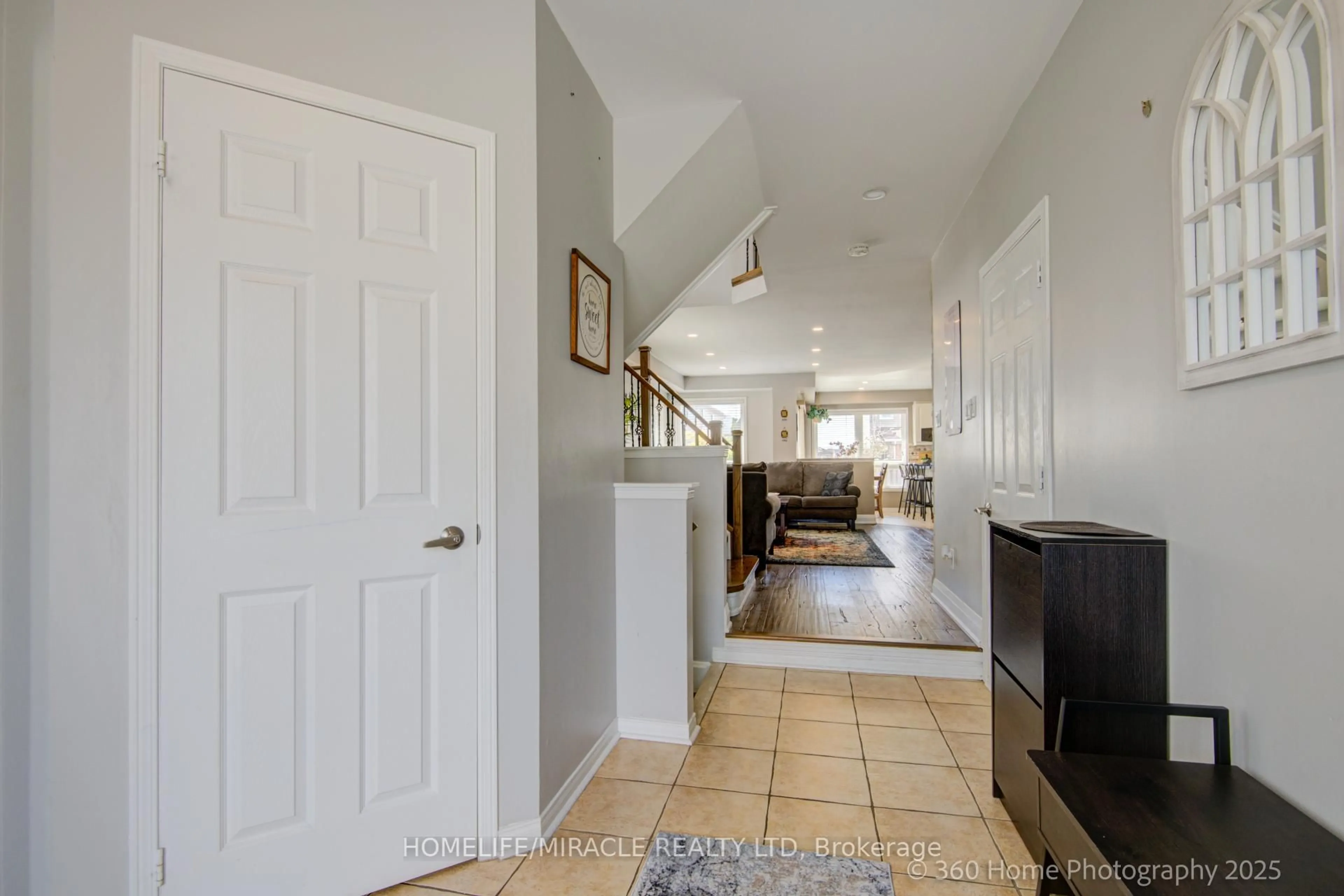 Indoor entryway for 1044 Zimmerman Cres, Milton Ontario L9T 5S6
