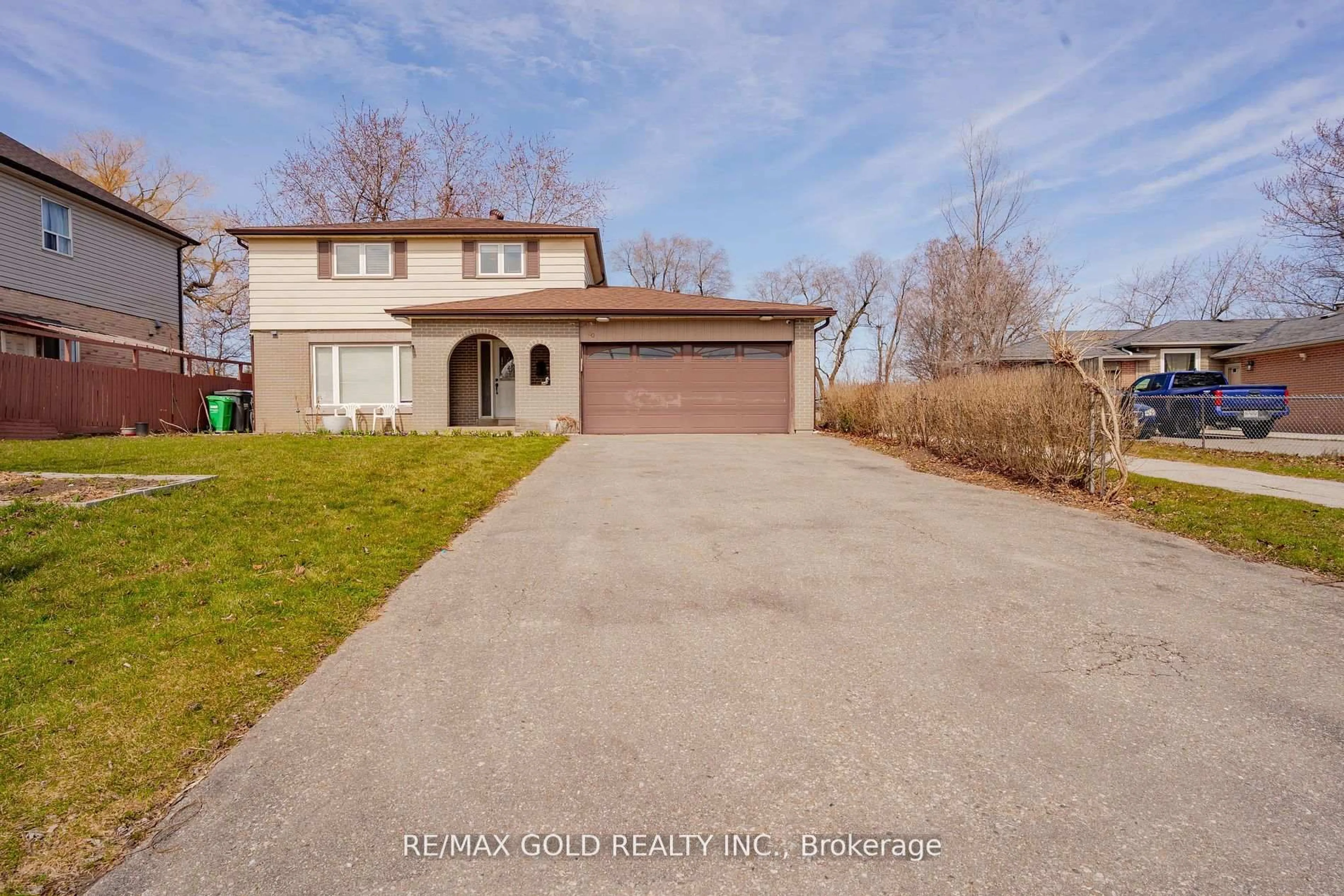 A pic from outside/outdoor area/front of a property/back of a property/a pic from drone, street for 30 Dunblaine Cres, Brampton Ontario L6T 3H2