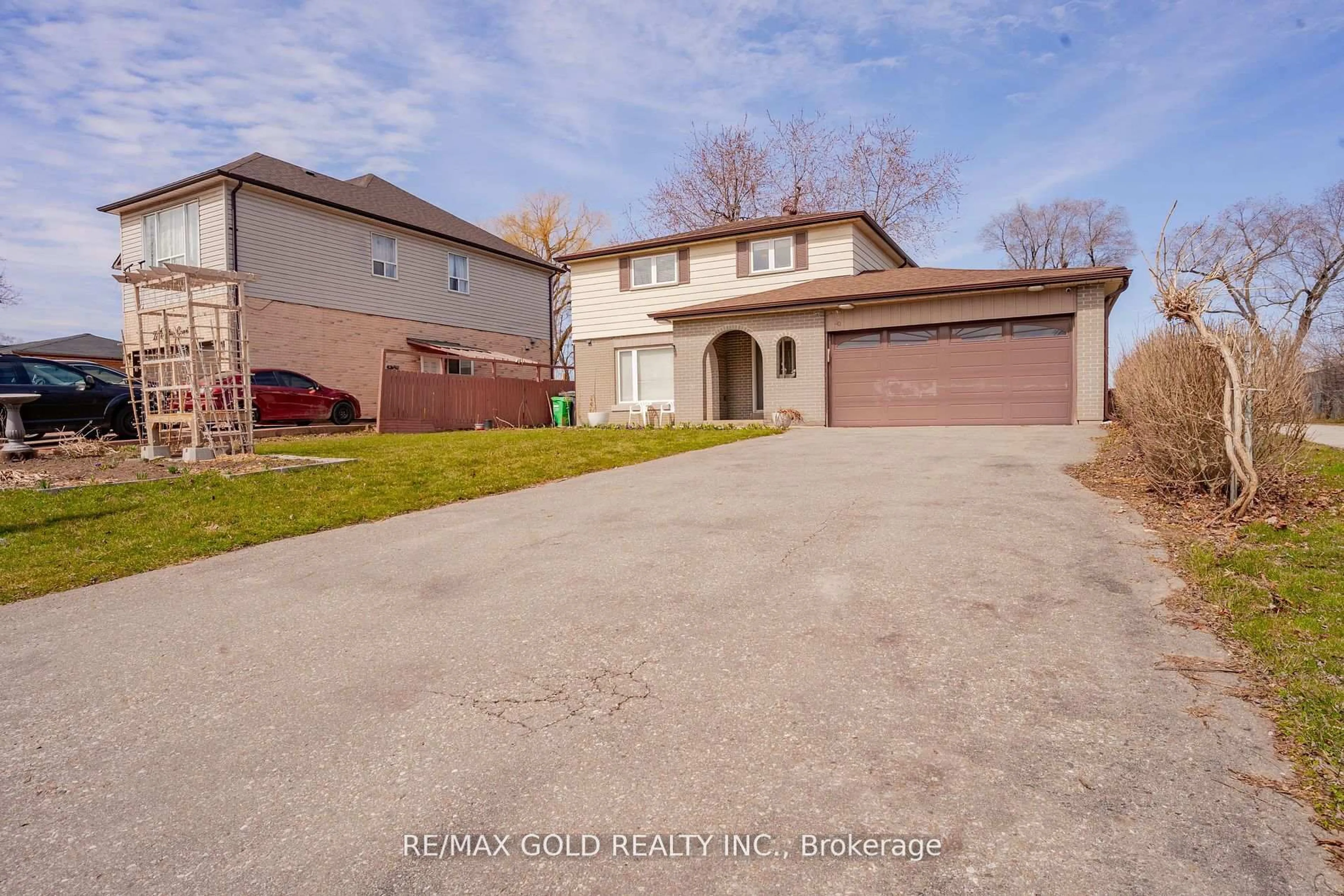 A pic from outside/outdoor area/front of a property/back of a property/a pic from drone, street for 30 Dunblaine Cres, Brampton Ontario L6T 3H2