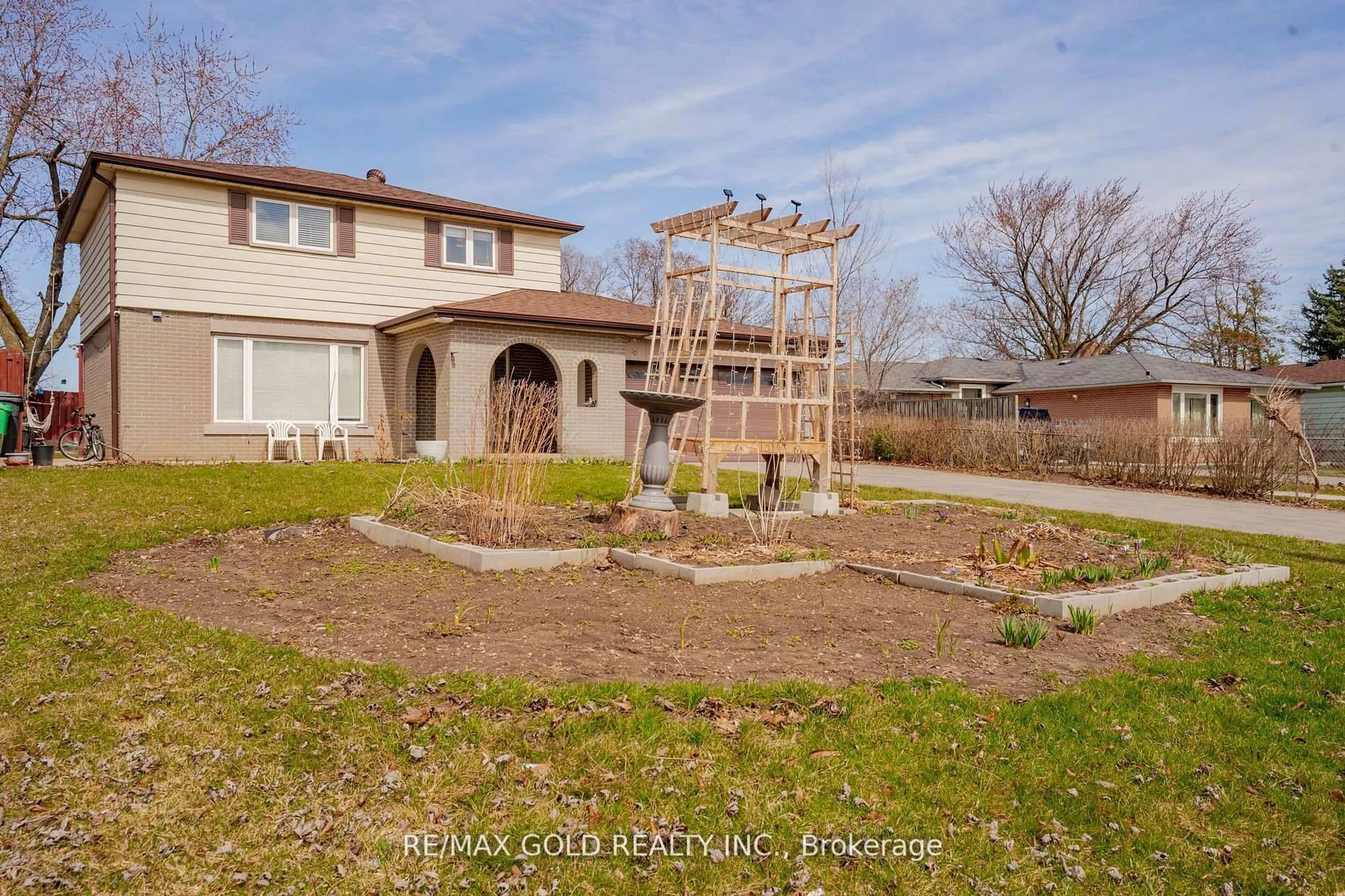 A pic from outside/outdoor area/front of a property/back of a property/a pic from drone, unknown for 30 Dunblaine Cres, Brampton Ontario L6T 3H2