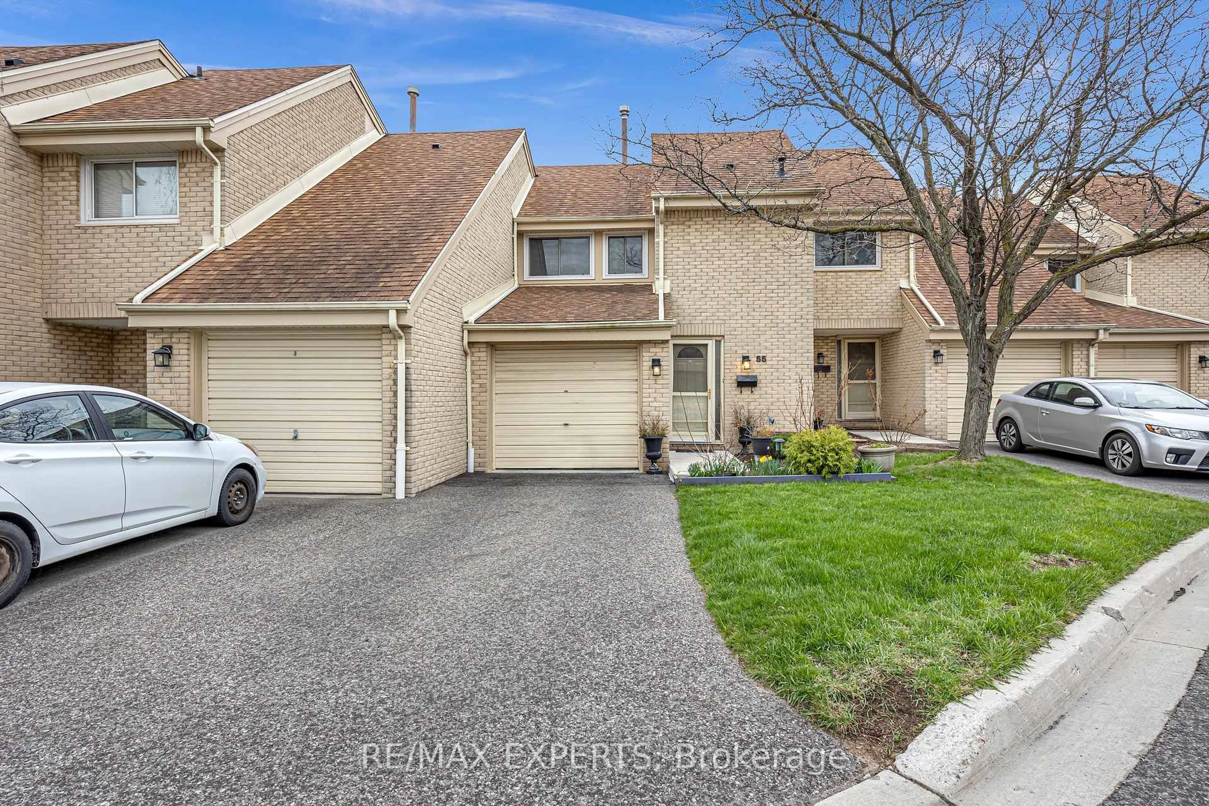 A pic from outside/outdoor area/front of a property/back of a property/a pic from drone, street for 2676 Folkway Dr #55, Mississauga Ontario L5L 2G5