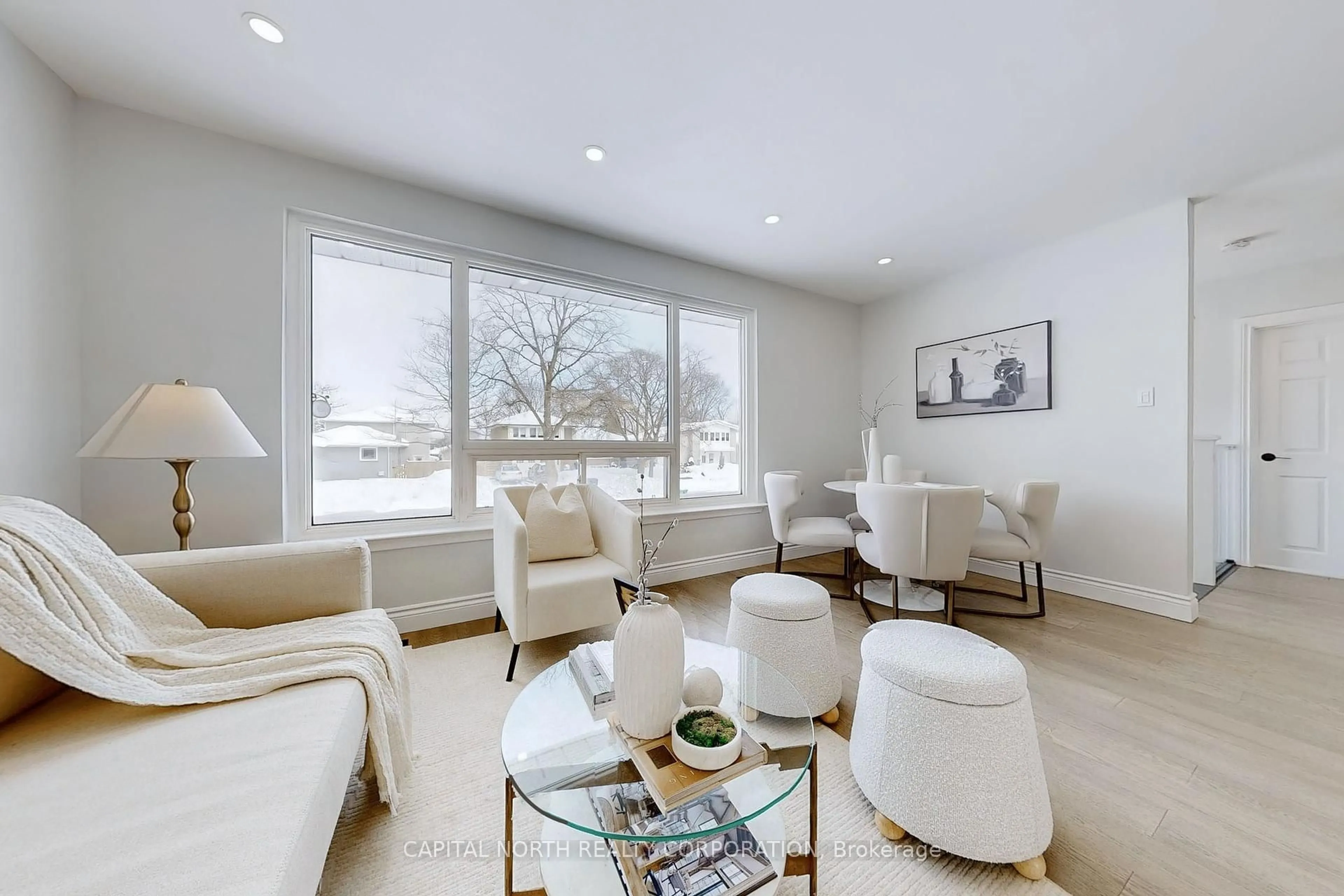 Living room with furniture, unknown for 1496 Karenza Rd, Mississauga Ontario L5J 3W4