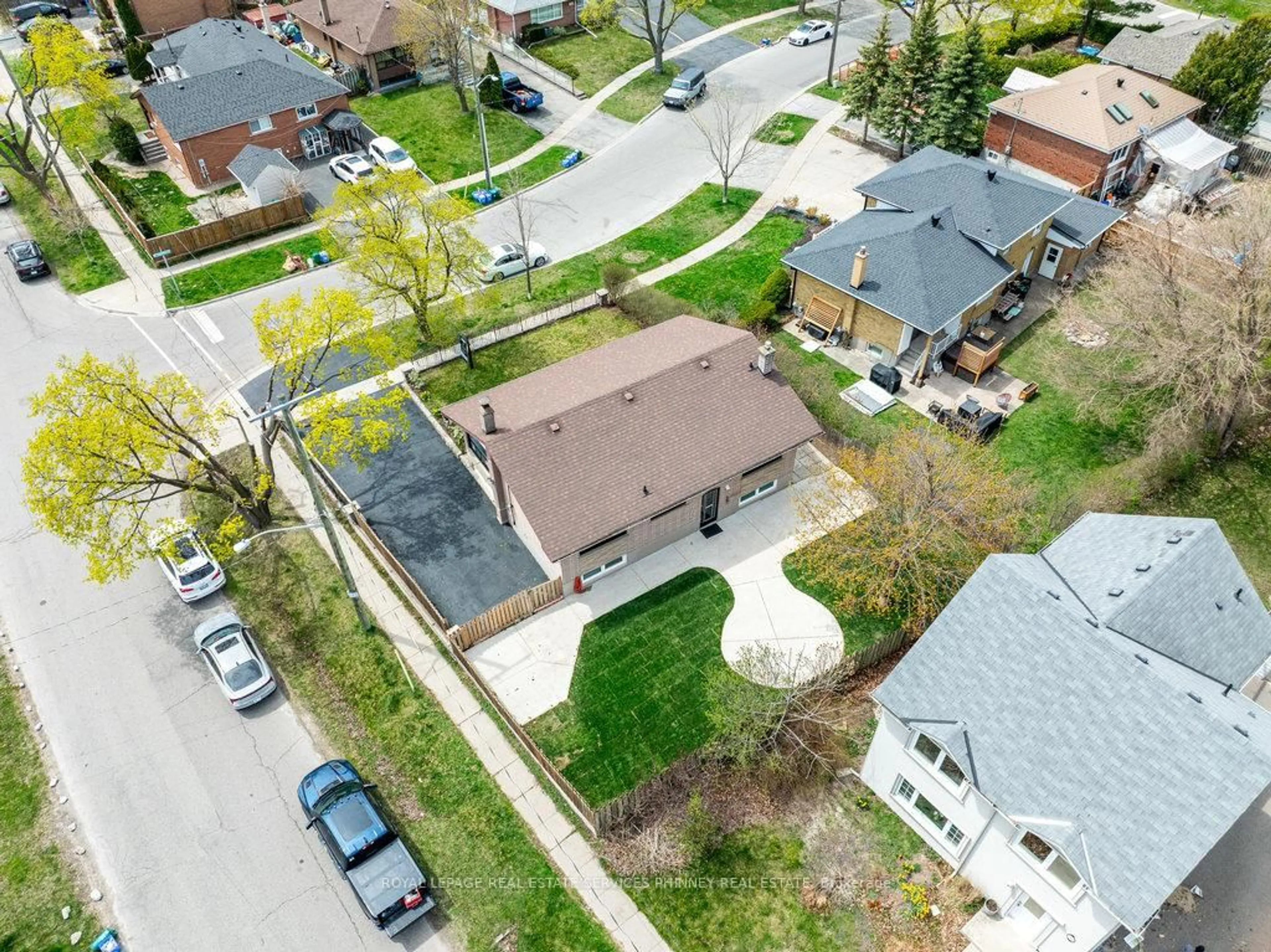 A pic from outside/outdoor area/front of a property/back of a property/a pic from drone, street for 361 ST AUGUSTINE Dr, Oakville Ontario L6K 3E8
