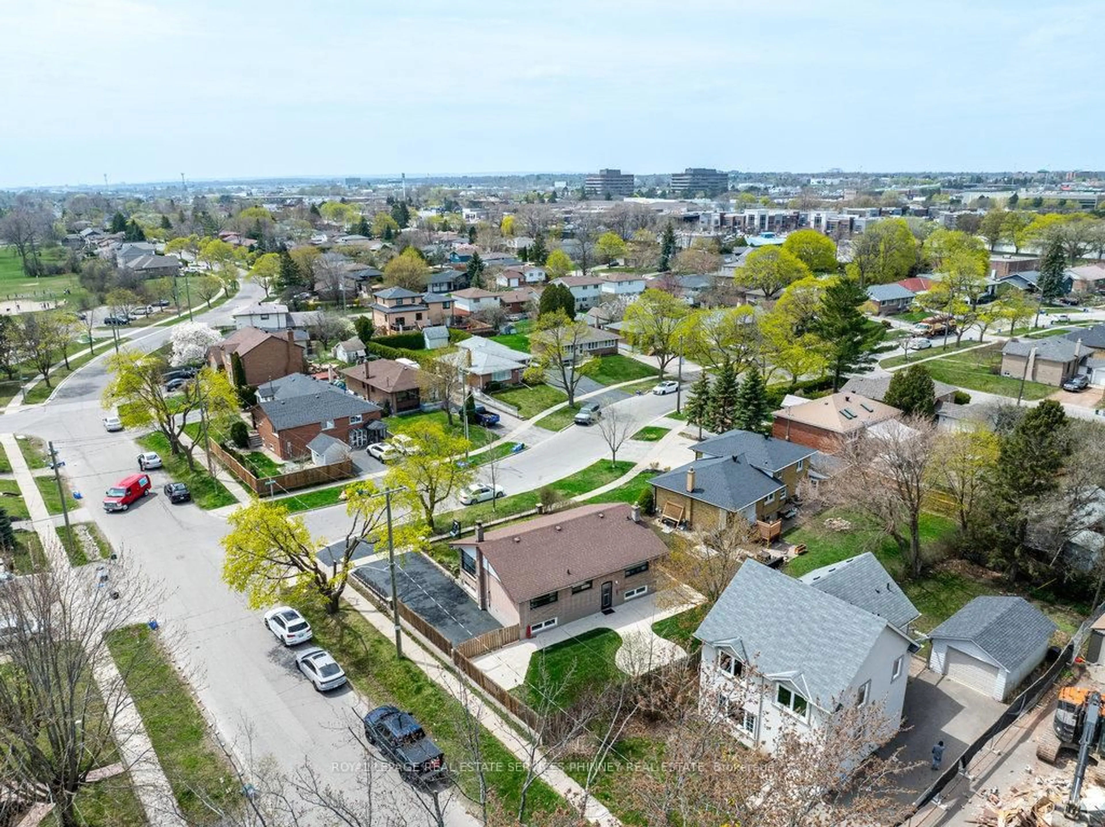 A pic from outside/outdoor area/front of a property/back of a property/a pic from drone, street for 361 ST AUGUSTINE Dr, Oakville Ontario L6K 3E8