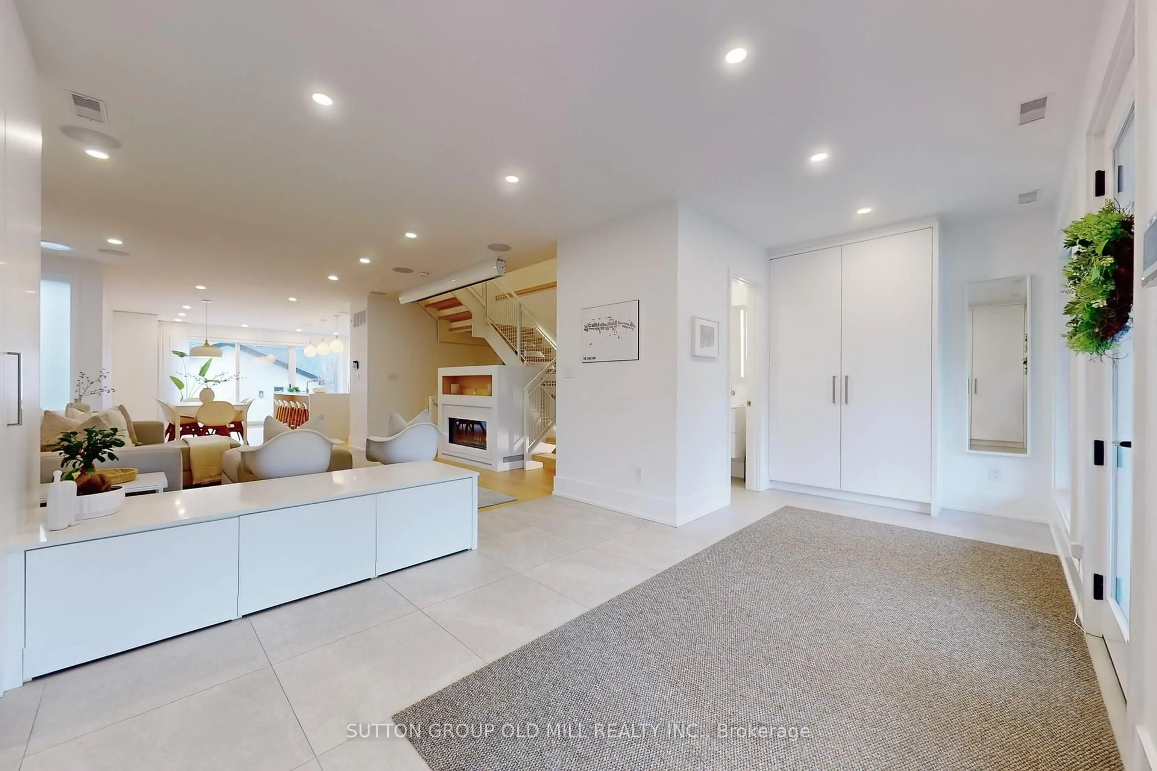 Indoor foyer for 120 Brookside Ave, Toronto Ontario M6S 4G9
